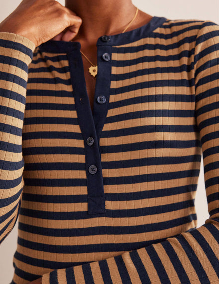 Anna Henley-T-Shirt aus Rippstrick-Marineblau, Kamel
