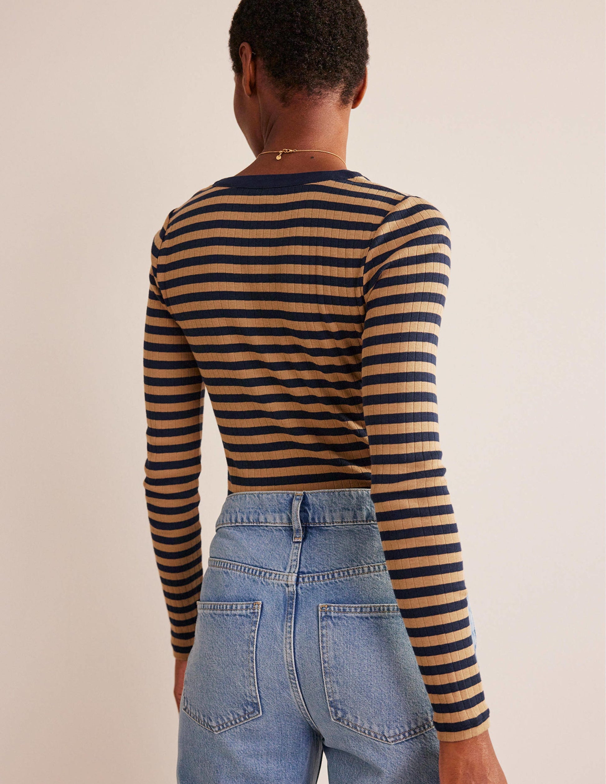 Anna Henley-T-Shirt aus Rippstrick-Marineblau, Kamel-3