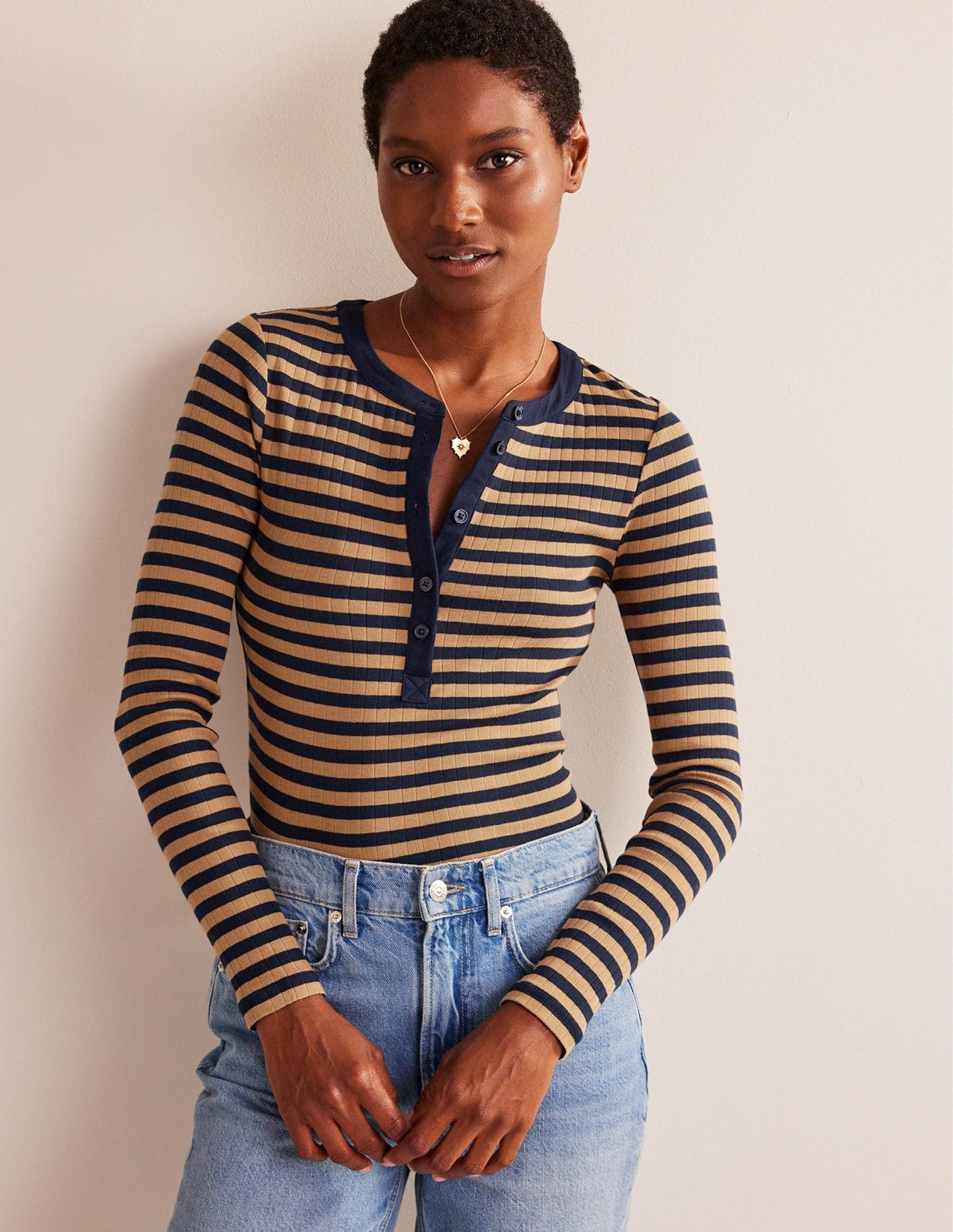Anna Henley-T-Shirt aus Rippstrick-Marineblau, Kamel