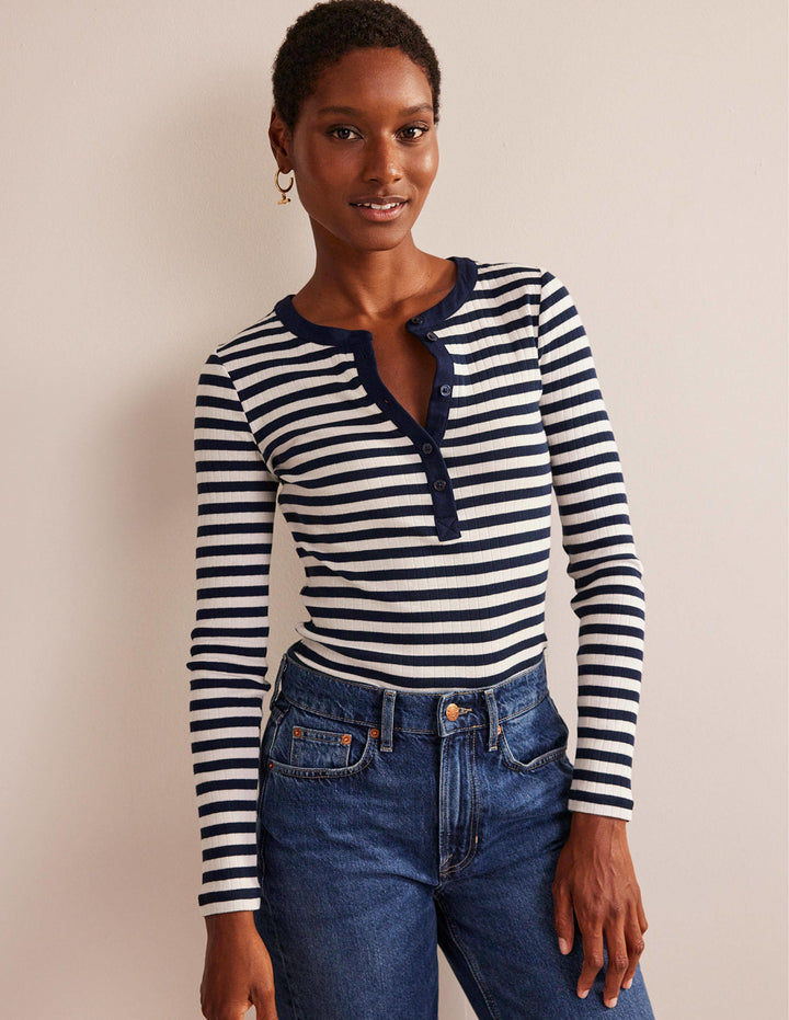 Anna Henley-T-Shirt aus Rippstrick-Marineblau, Naturweiß