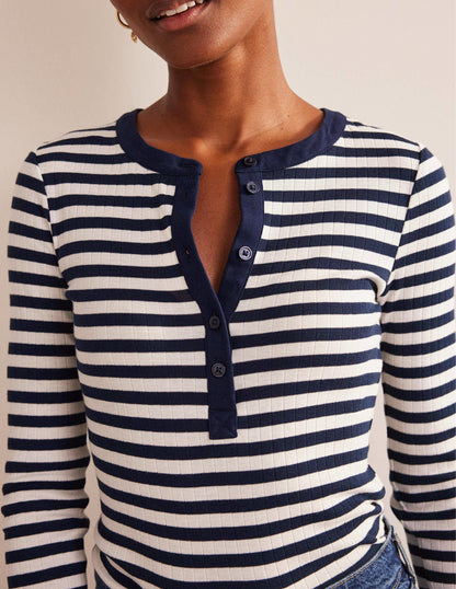Anna Henley-T-Shirt aus Rippstrick-Marineblau, Naturweiß