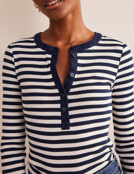 Anna Henley-T-Shirt aus Rippstrick-Marineblau, Naturweiß