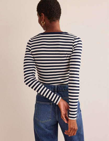 Anna Henley-T-Shirt aus Rippstrick-Marineblau, Naturweiß