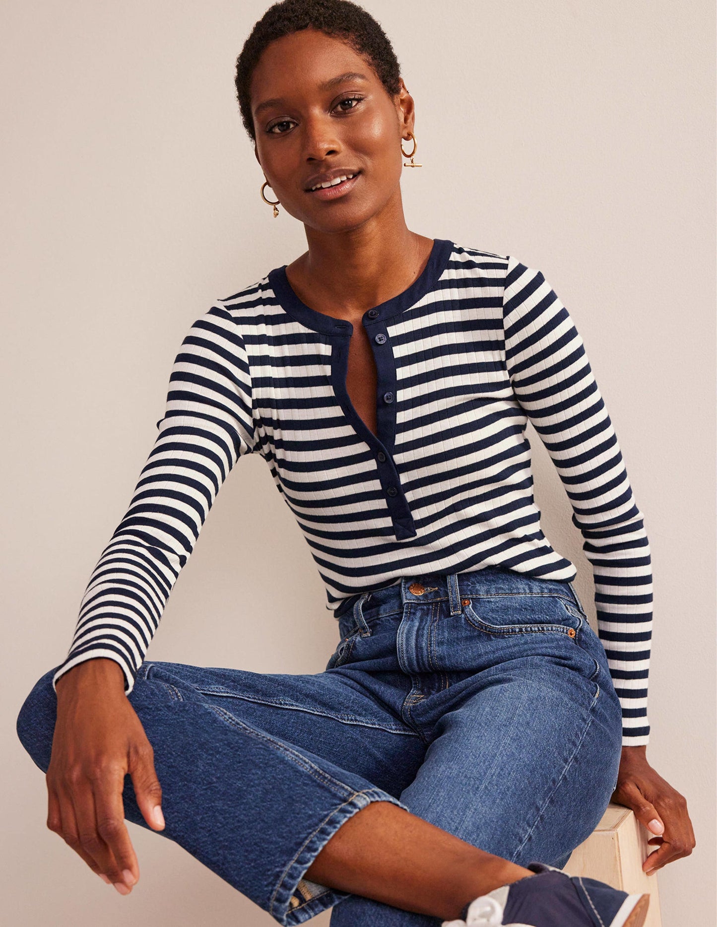 Anna Henley-T-Shirt aus Rippstrick-Marineblau, Naturweiß