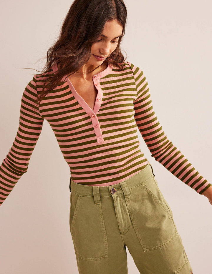 Anna Henley-T-Shirt aus Rippstrick-Rosette Blush, Olivgrün