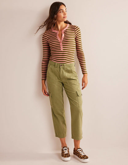 Anna Henley-T-Shirt aus Rippstrick-Rosette Blush, Olivgrün