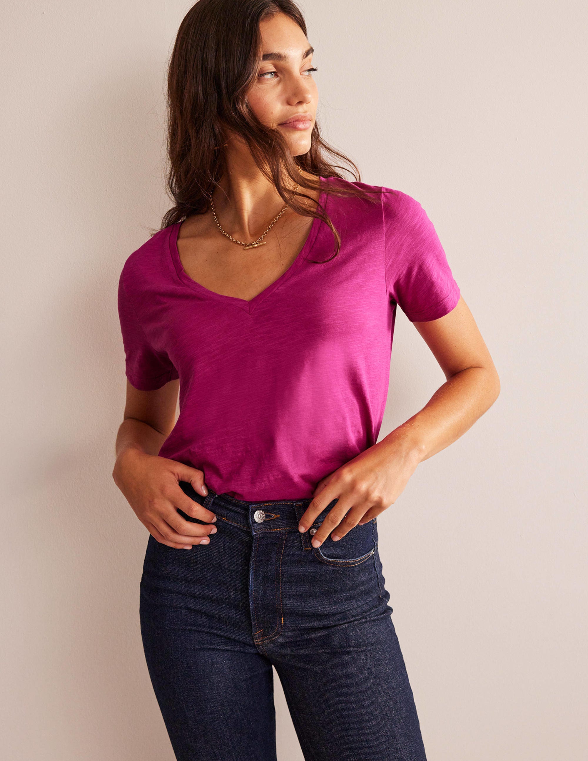 Flammgarn-T-Shirt mit V-Ausschnitt und normaler Passform-Festivalfuchsia - Image 1