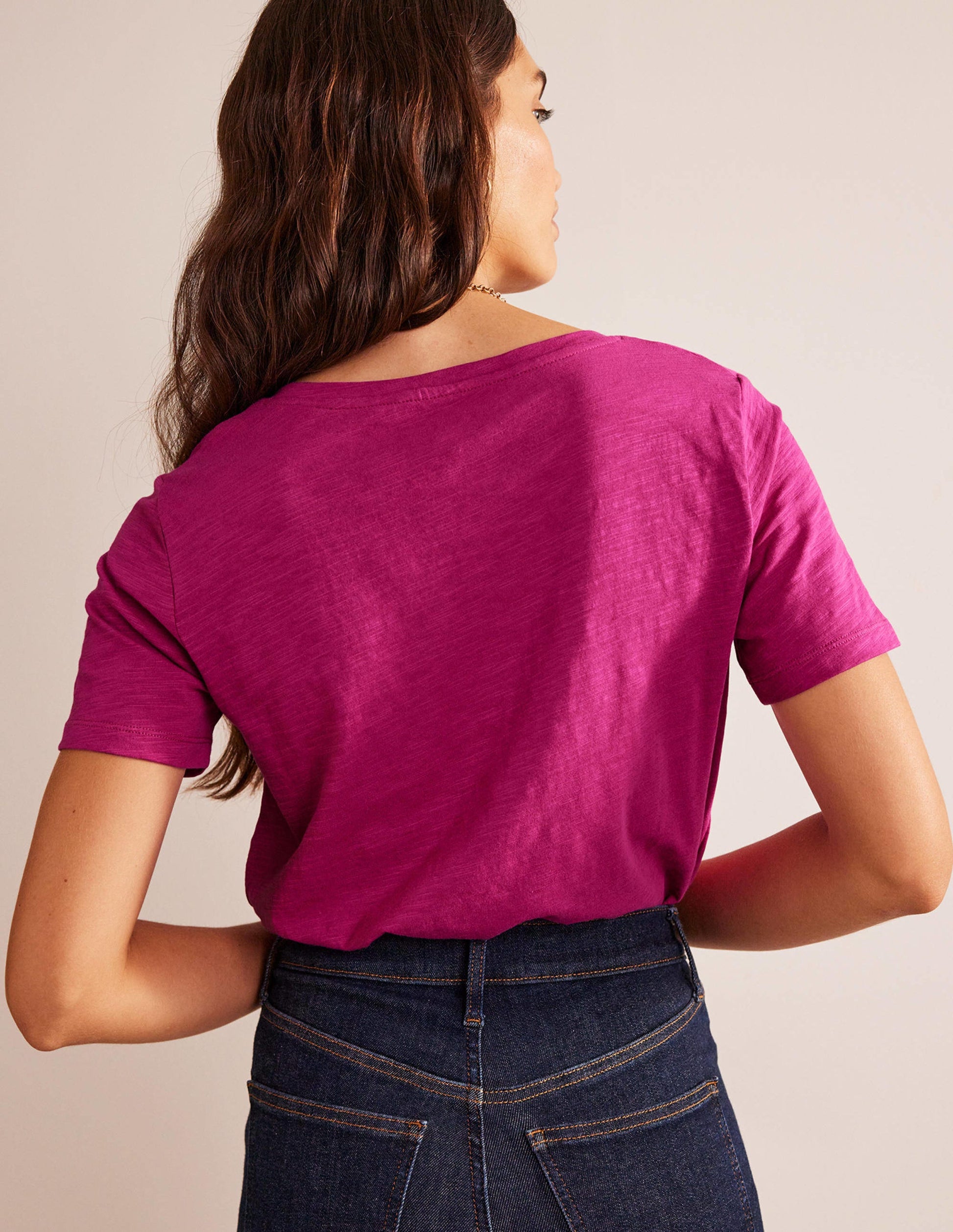 Flammgarn-T-Shirt mit V-Ausschnitt und normaler Passform-Festivalfuchsia-3