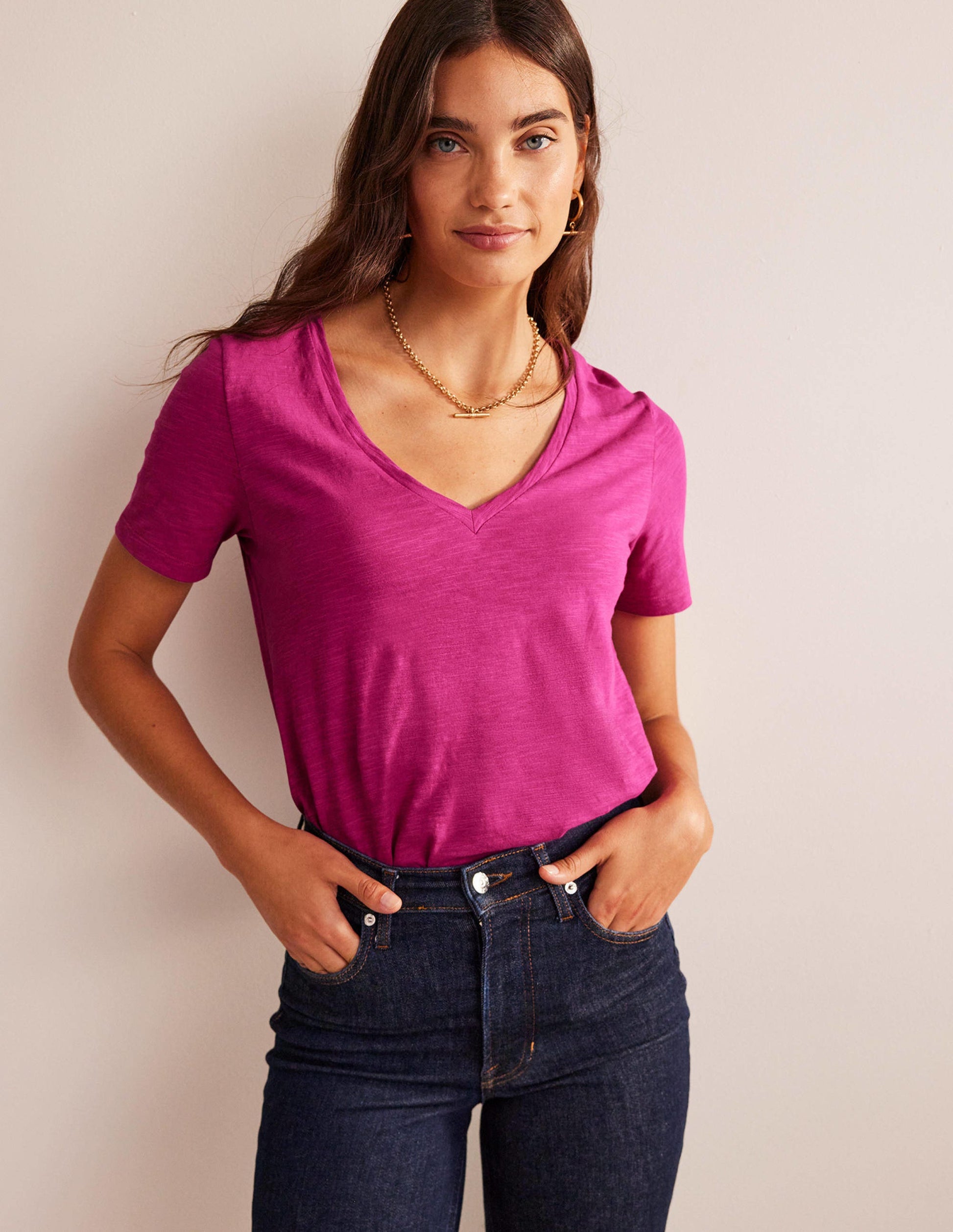 Flammgarn-T-Shirt mit V-Ausschnitt und normaler Passform-Festivalfuchsia-4