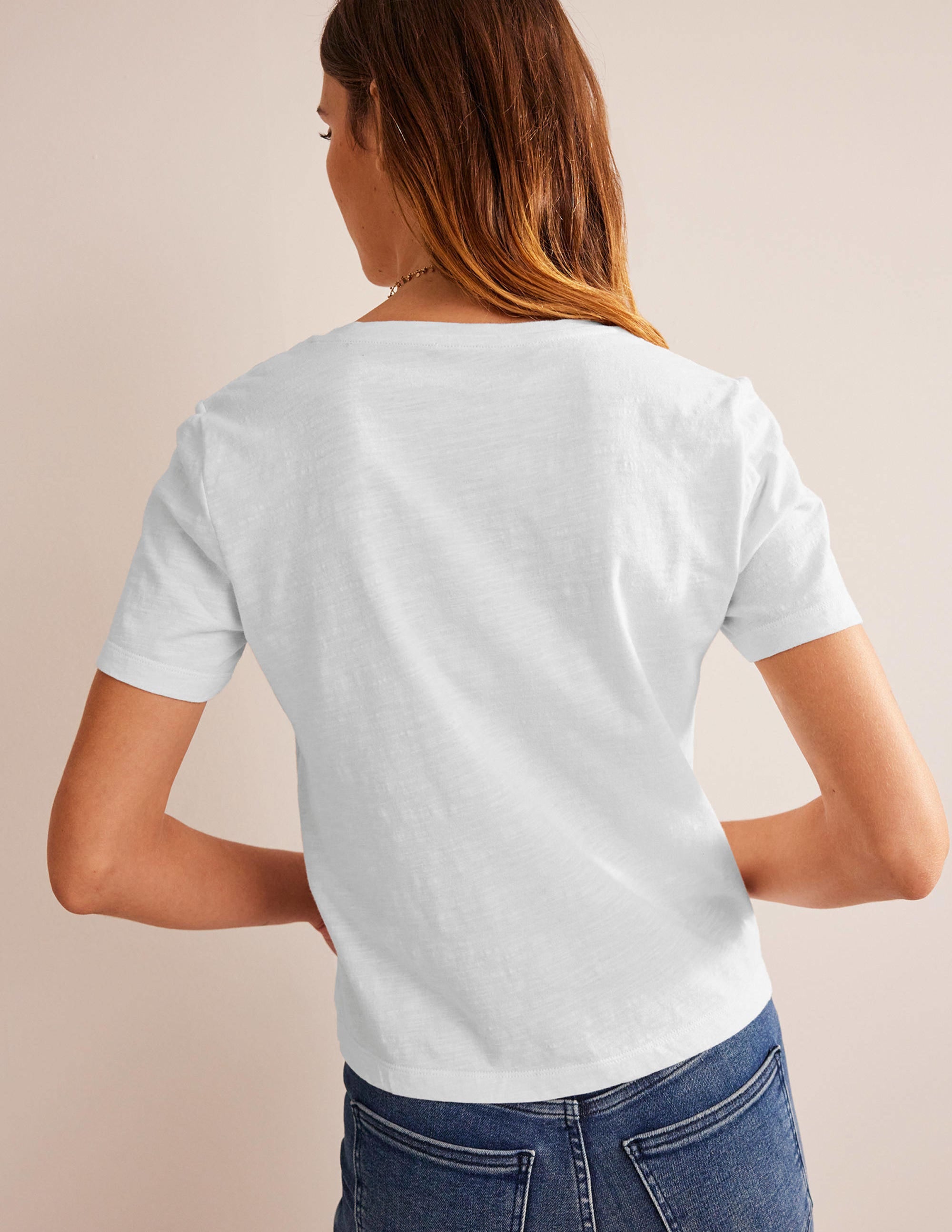Flammgarn-T-Shirt mit V-Ausschnitt und normaler Passform-Weiß - Image 3