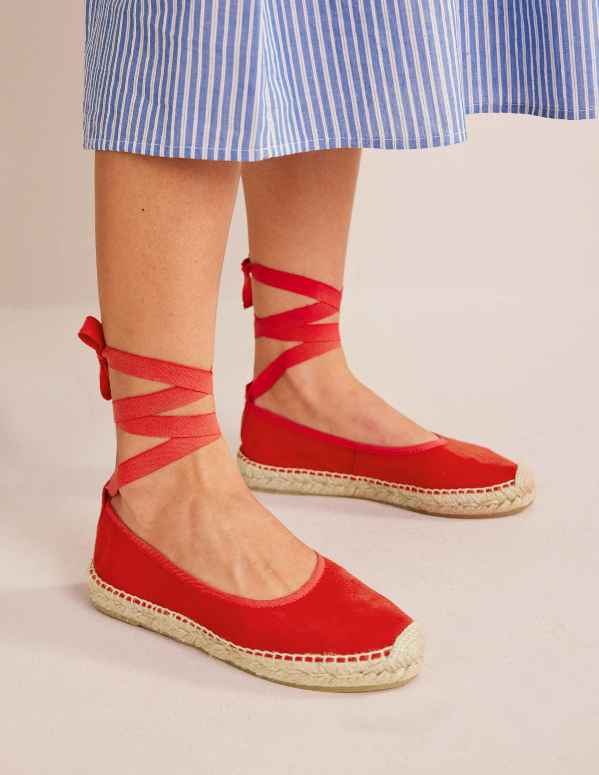 Espadrilles mit Knöchelriemchen-Zinnober - Image 1