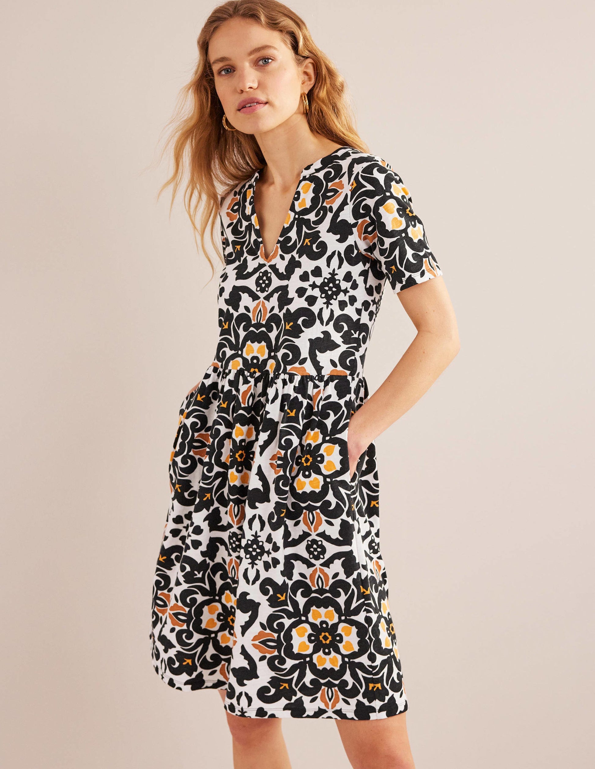 Einfaches Jerseykleid mit gekerbtem Ausschnitt-Schwarz, Üppige Blumen-1