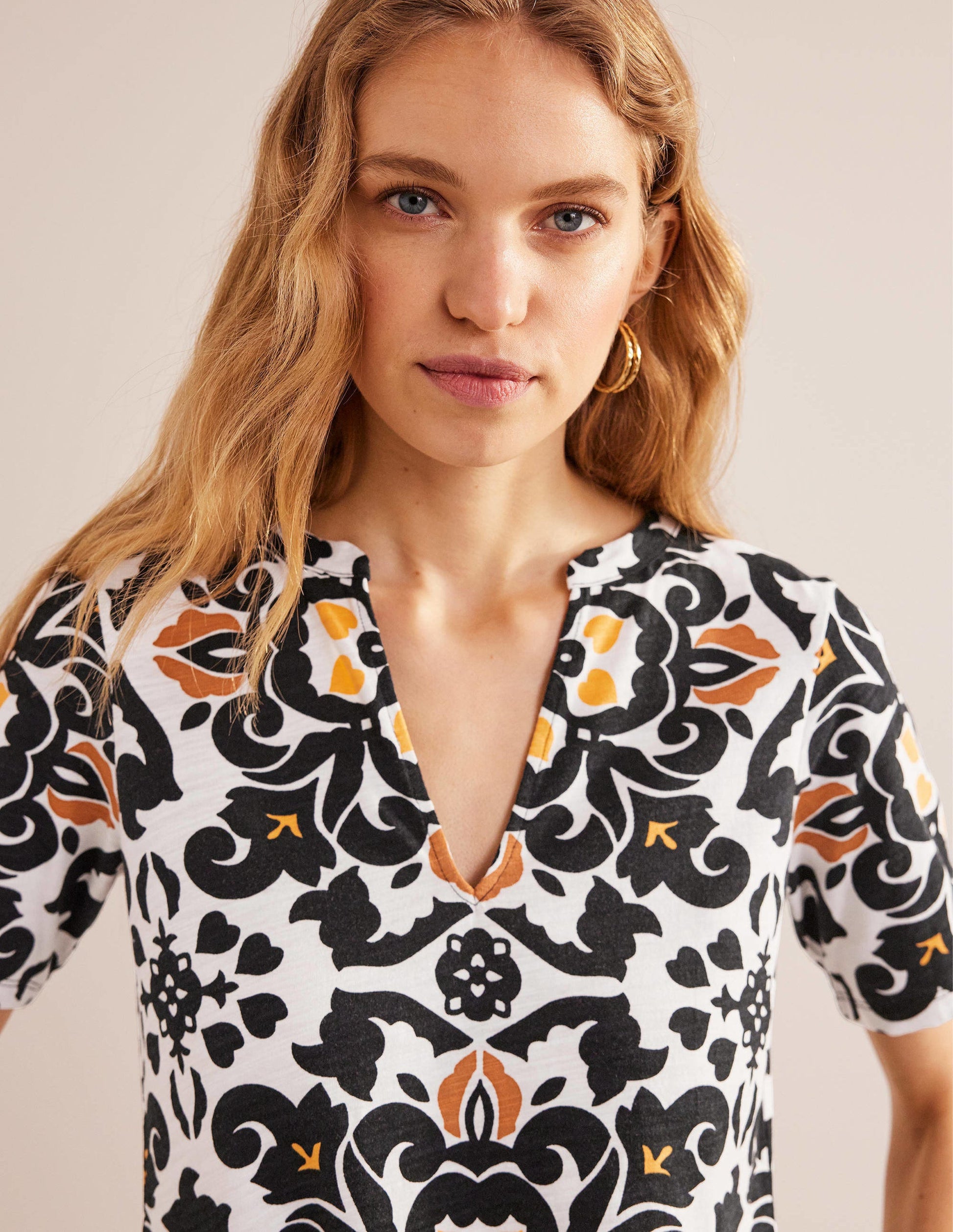 Einfaches Jerseykleid mit gekerbtem Ausschnitt-Schwarz, Üppige Blumen-2