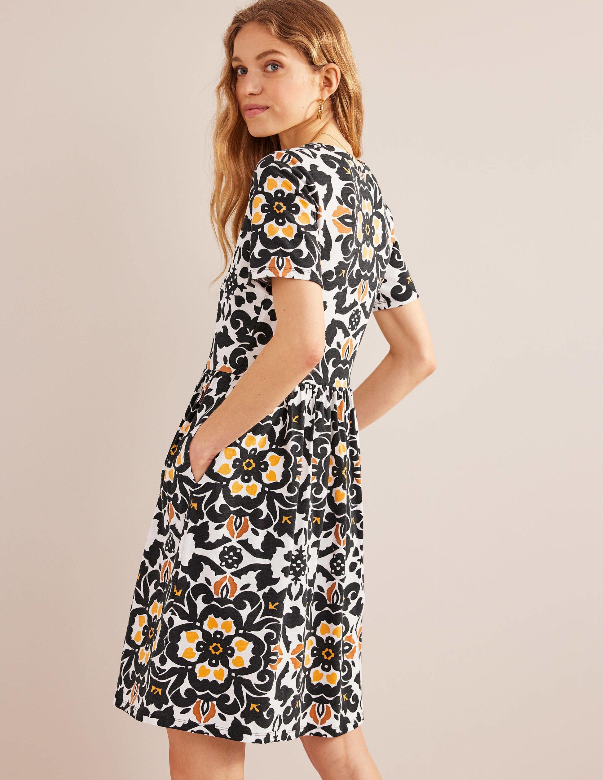 Einfaches Jerseykleid mit gekerbtem Ausschnitt-Schwarz, Üppige Blumen-3