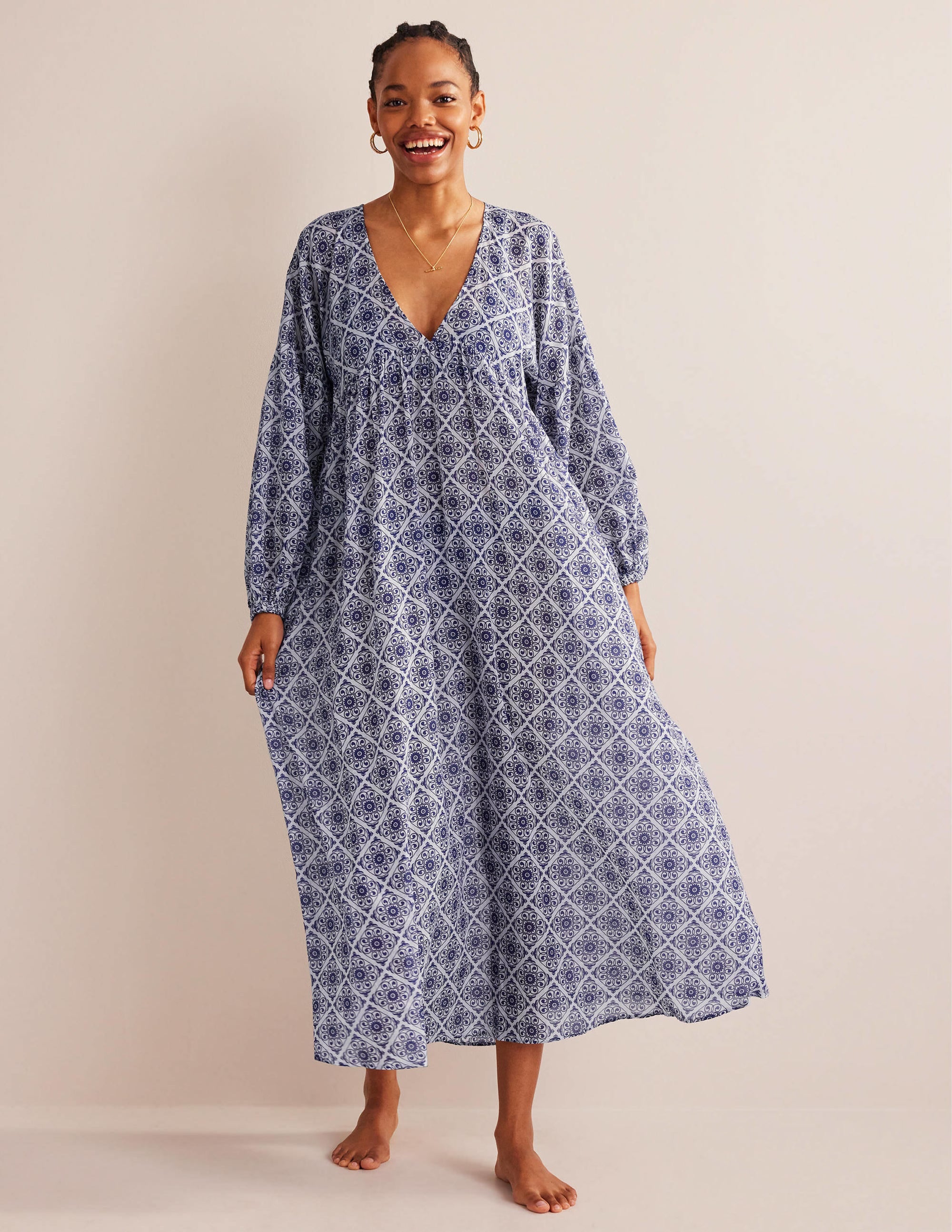 Sarah Maxi-Kaftankleid-Naturweiß, Blumen-Wirbelmuster - Image 1