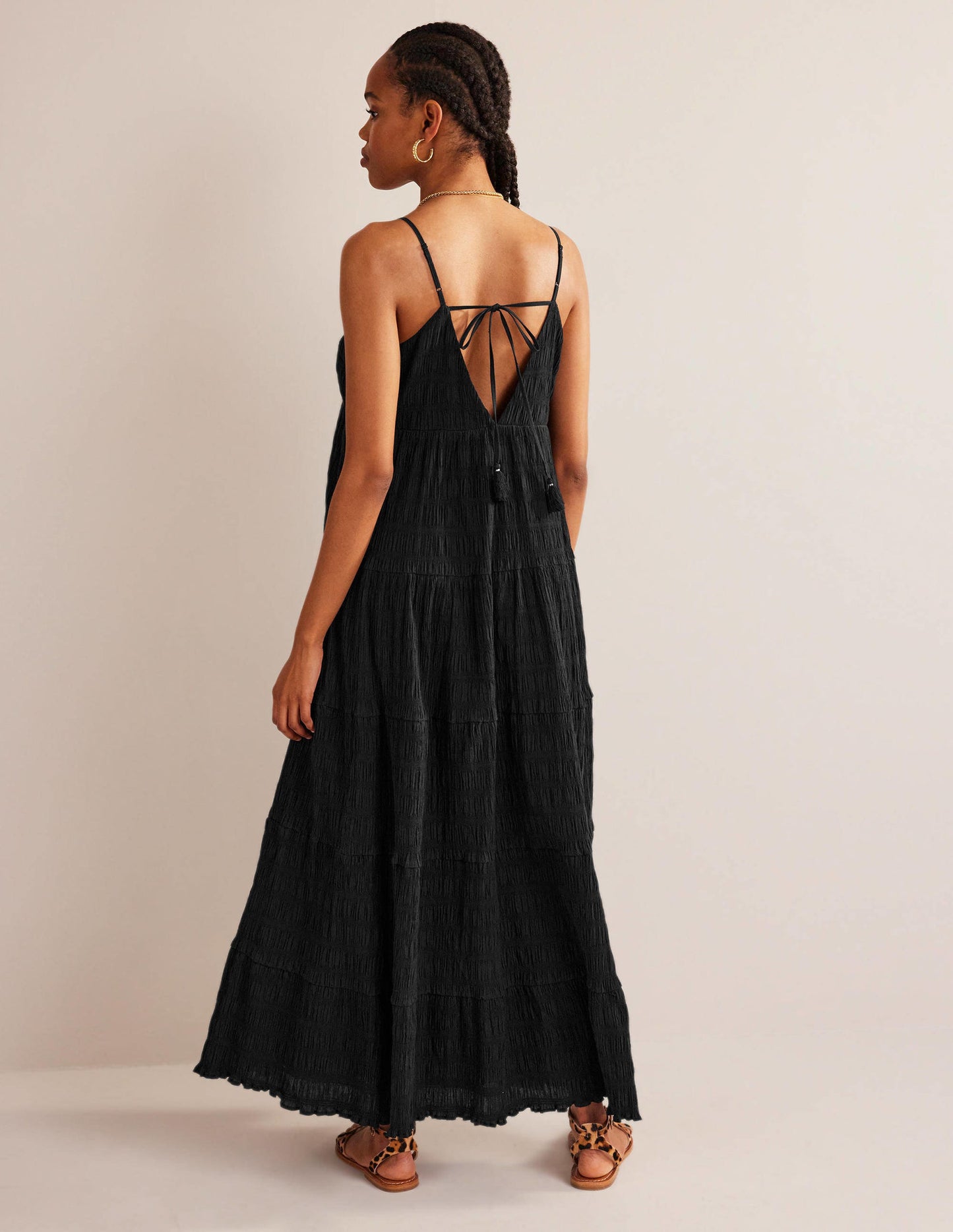 Gestuftes Maxi-Trägerkleid-Schwarz