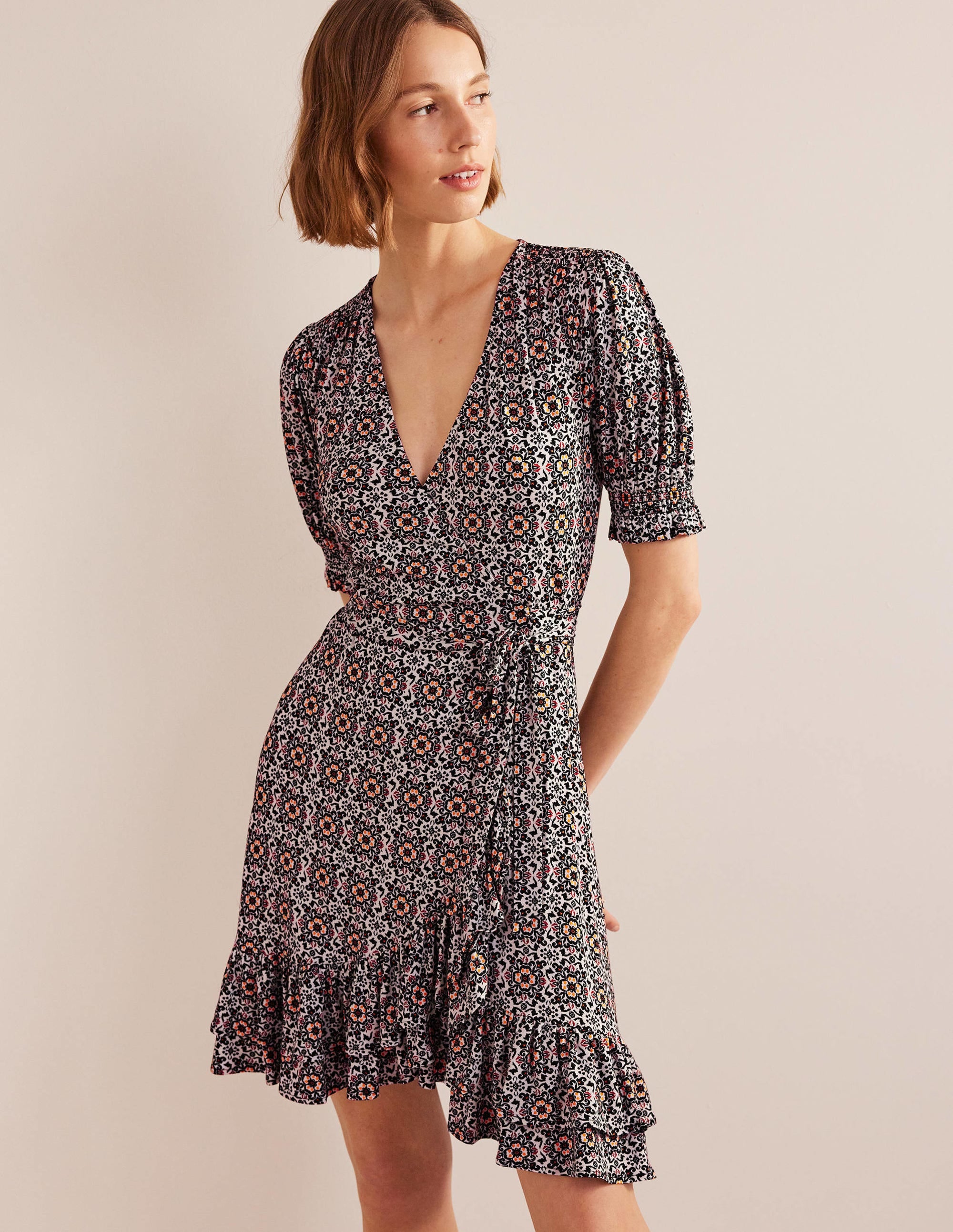 Jersey-Minikleid mit Wickeloptik und Rüschen-Schwarz, Üppige Blumen - Image 1