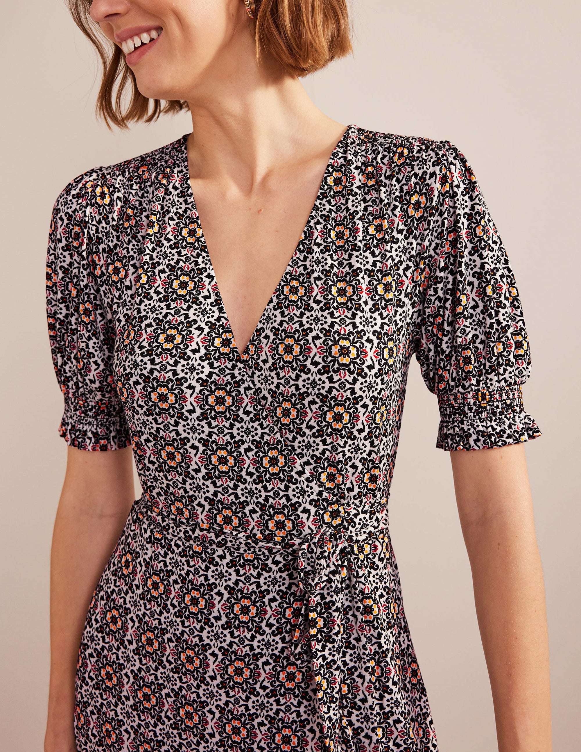 Jersey-Minikleid mit Wickeloptik und Rüschen-Schwarz, Üppige Blumen - Image 2
