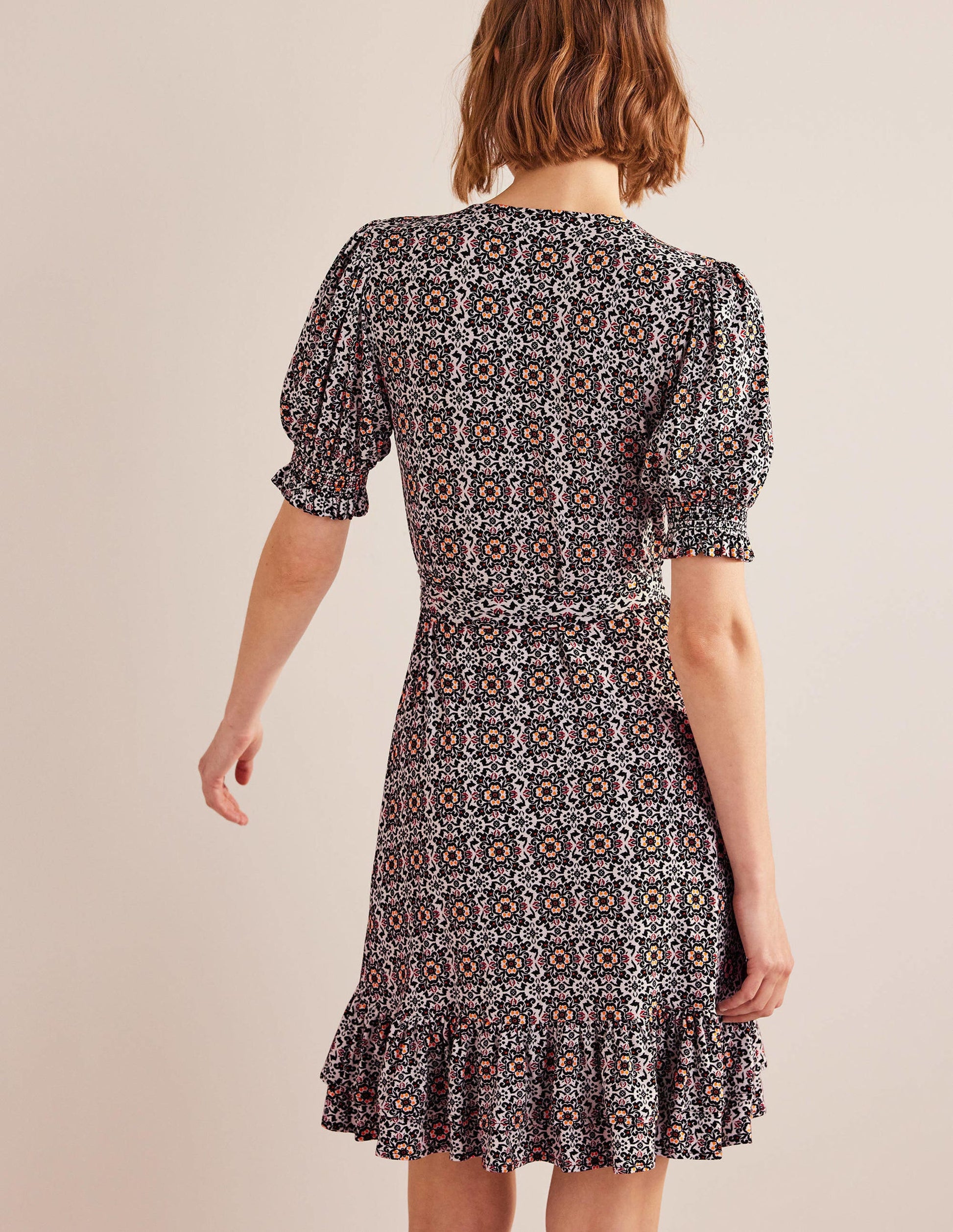 Jersey-Minikleid mit Wickeloptik und Rüschen-Schwarz, Üppige Blumen-3