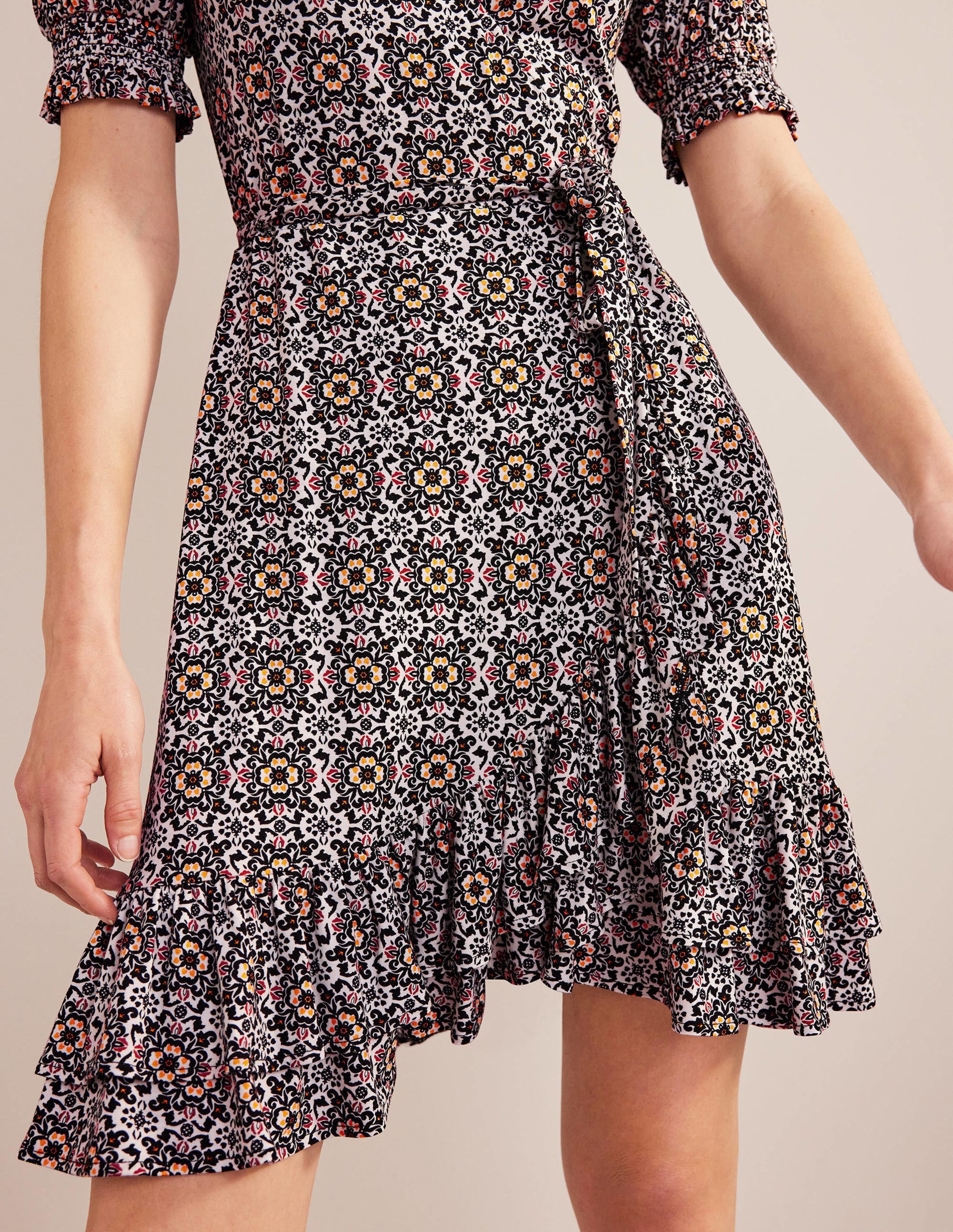 Jersey-Minikleid mit Wickeloptik und Rüschen-Schwarz, Üppige Blumen - Image 4