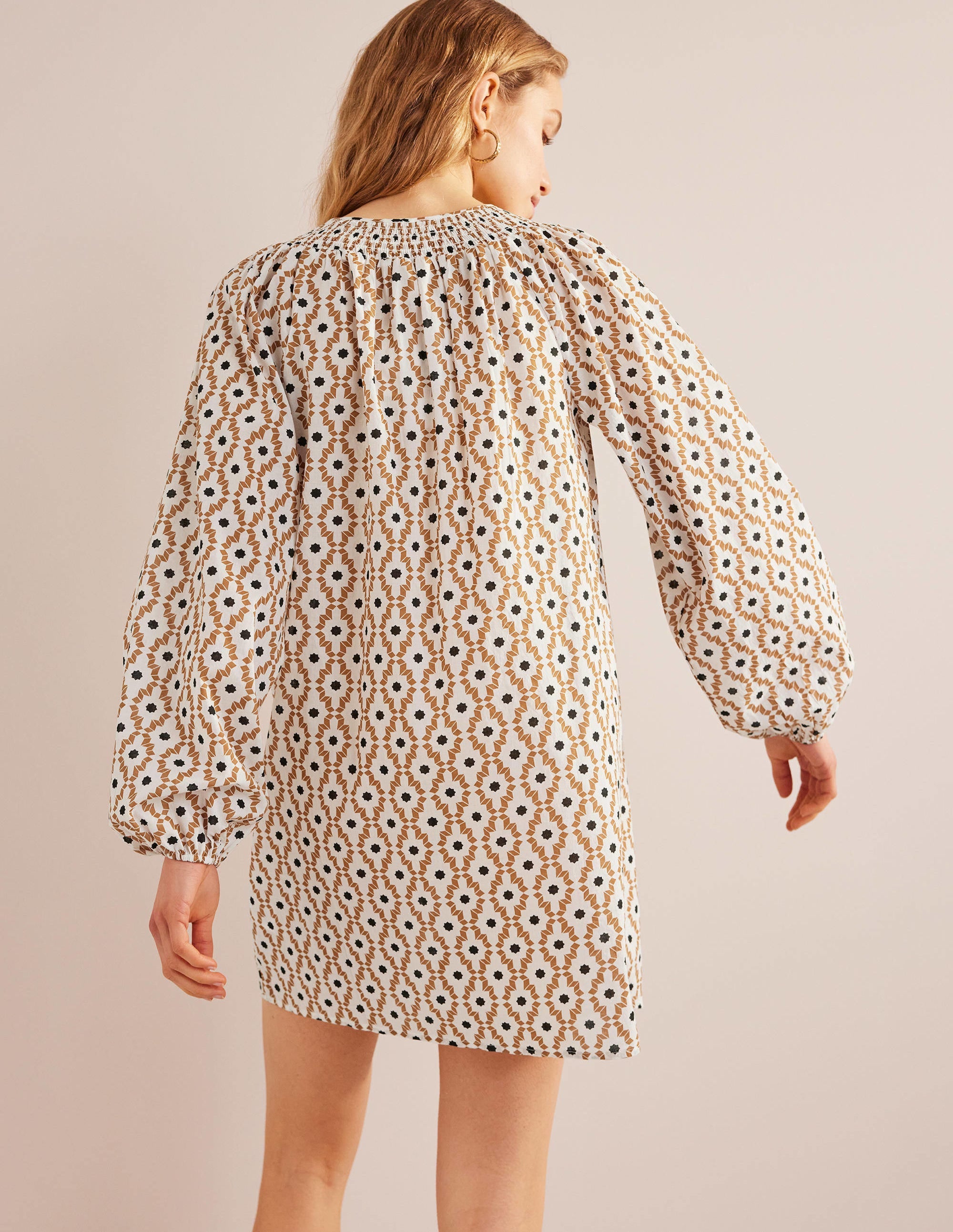 Caftan de plage à col smocké-Noix de cajou, motif Geo Trance - Image 3