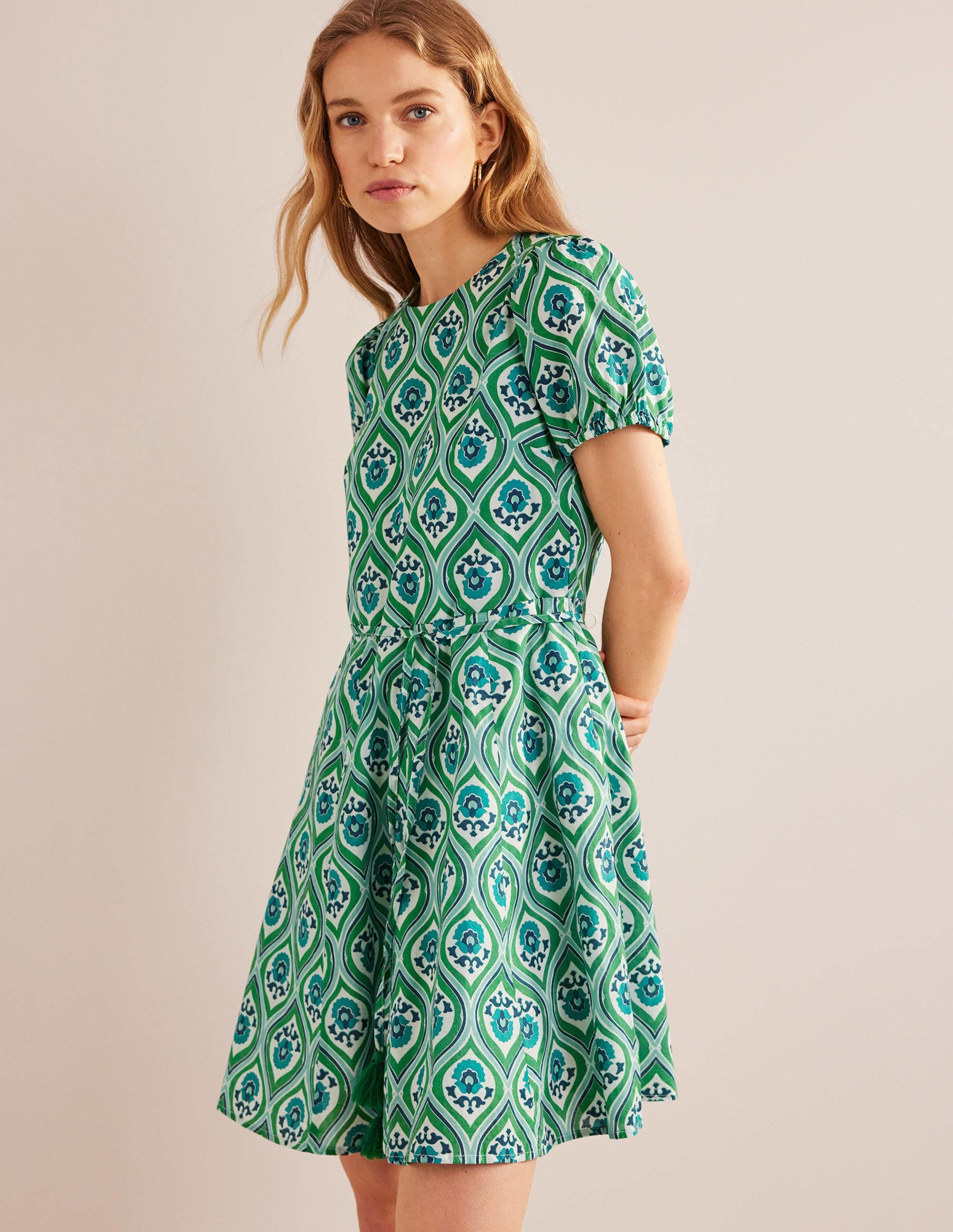 Minikleid mit Tellerrock-Aquamarinblau, Geometrisches Kaskadenmuster - Image 1