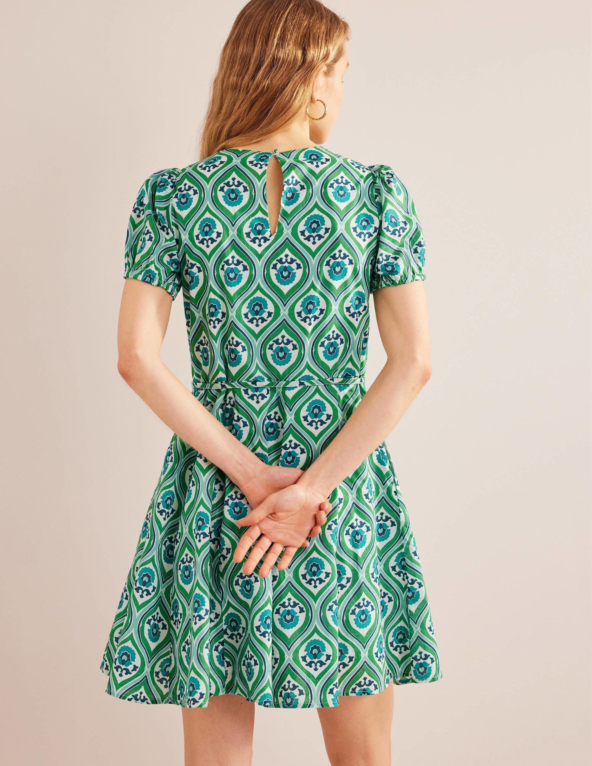 Minikleid mit Tellerrock-Aquamarinblau, Geometrisches Kaskadenmuster - Image 3