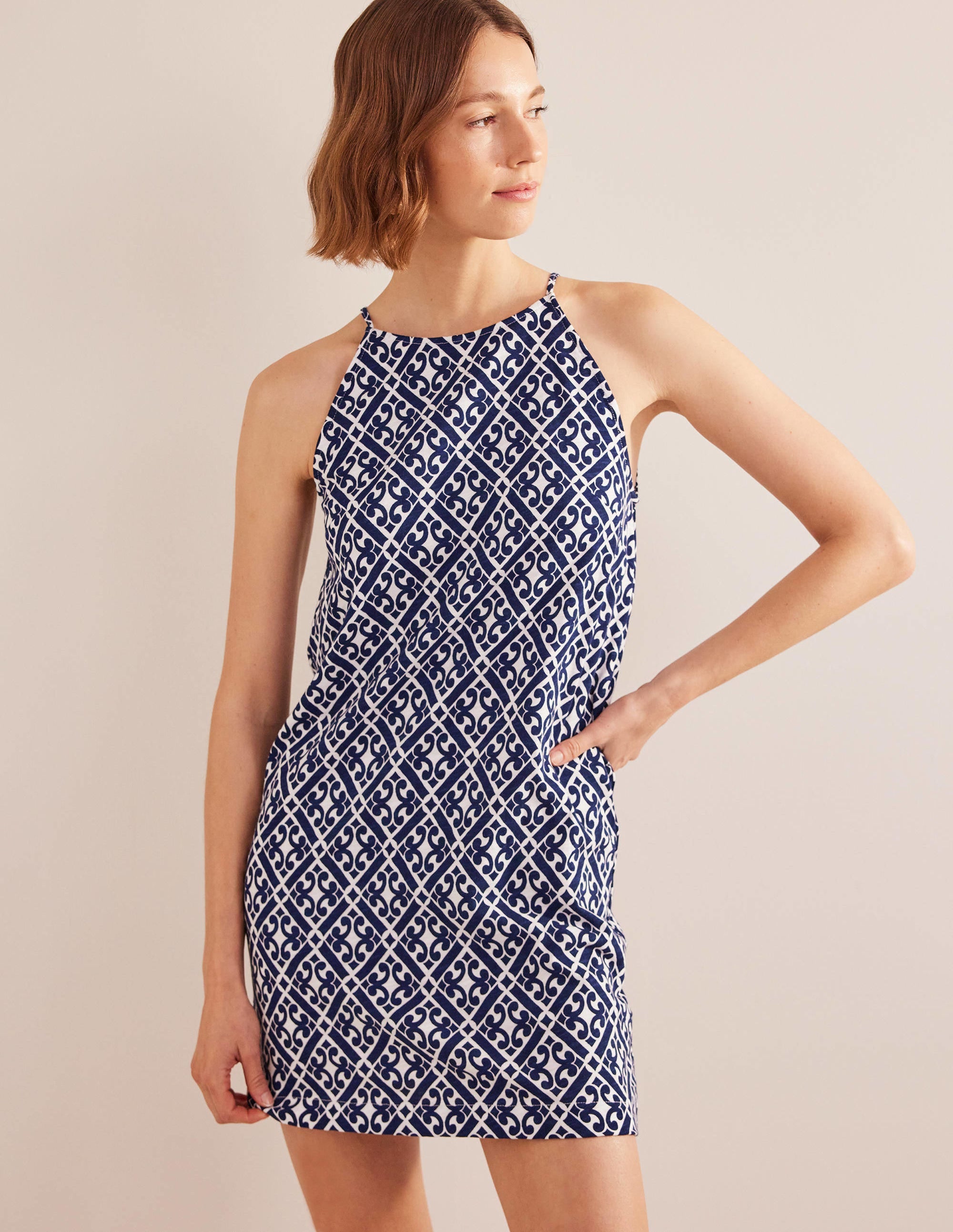 Jersey-Minikleid mit Racer-Ausschnitt-Berliner Blau, Geometrisches Muster - Image 1
