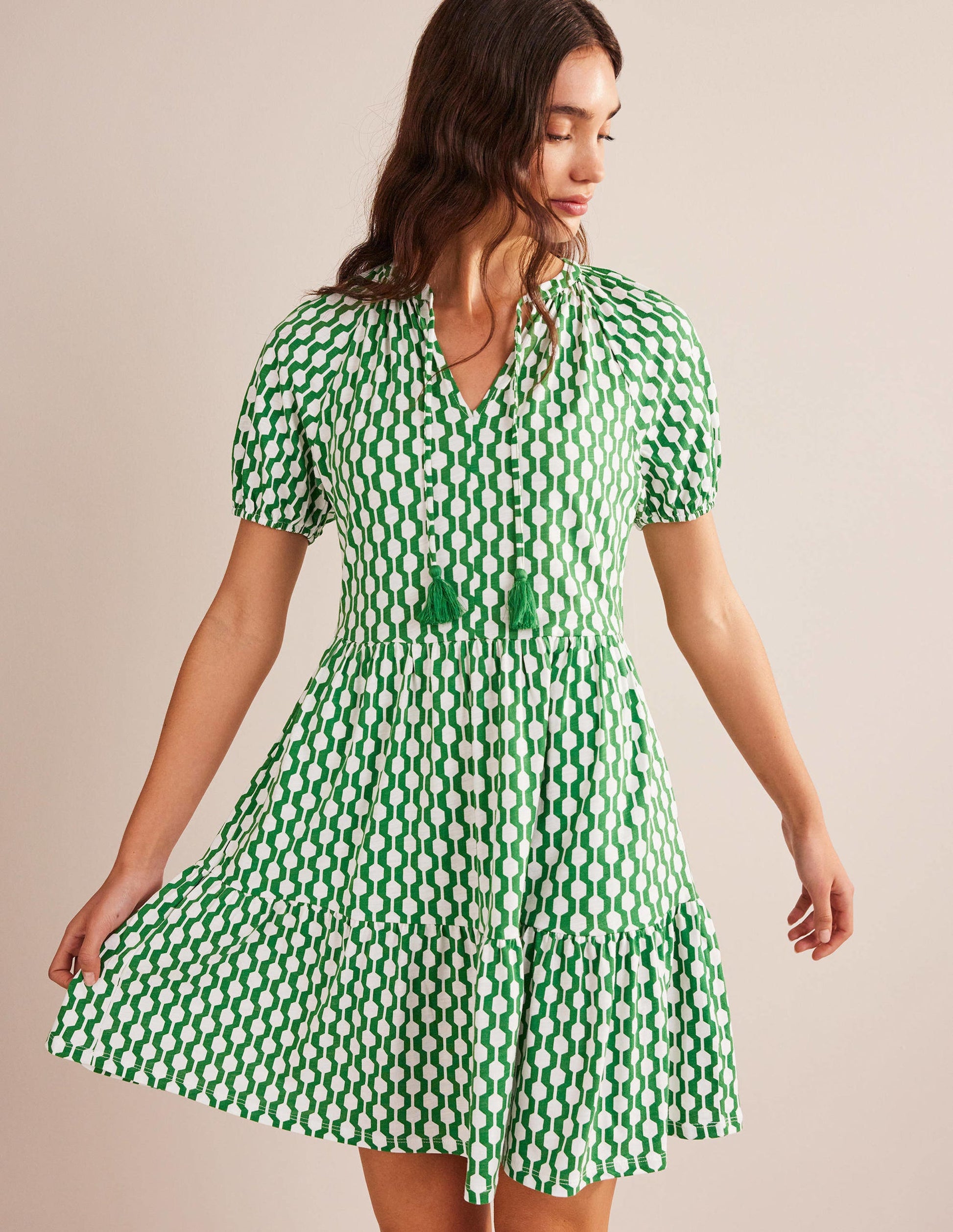 Jersey-Minikleid mit kurzen Ärmeln-Sattes Grün, Geometrisches Muster-1