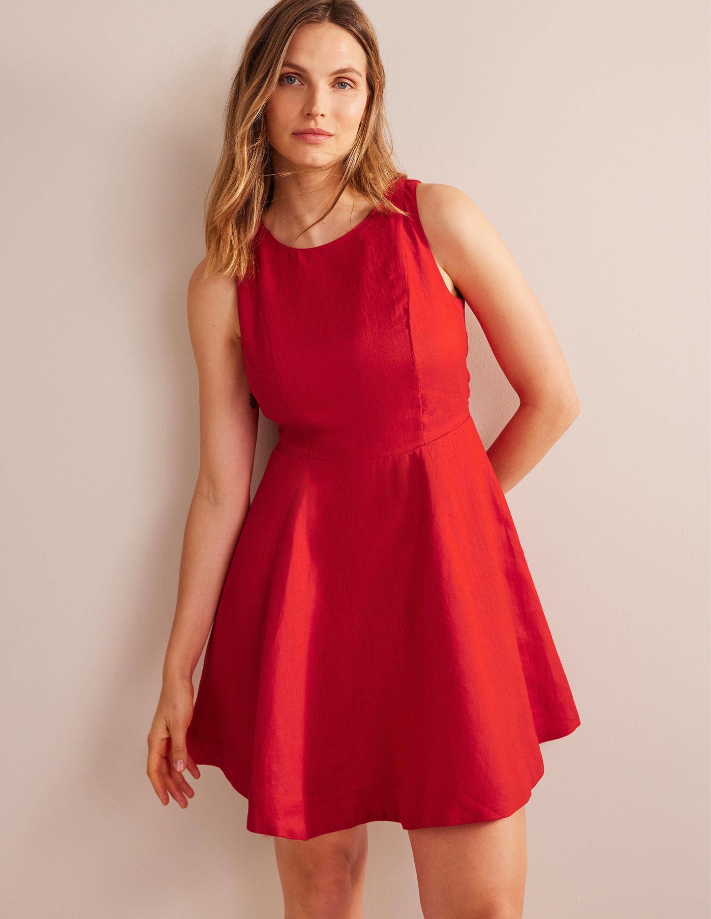 Ausgestelltes Minikleid aus Leinen-Zinnoberrot