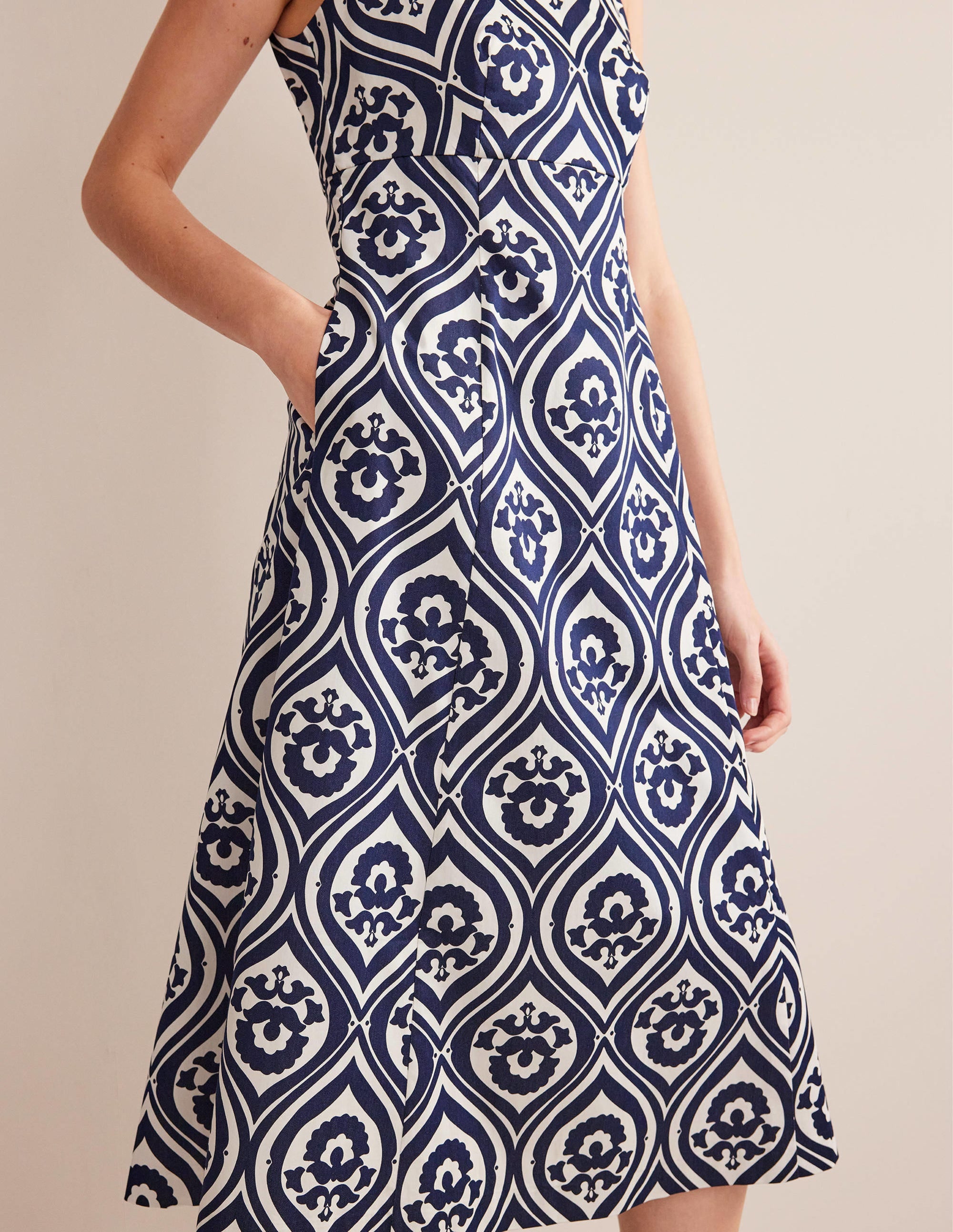 Midikleid mit U-Boot-Ausschnitt-Marineblau, Geometrisches Kaskadenmuster - Image 2