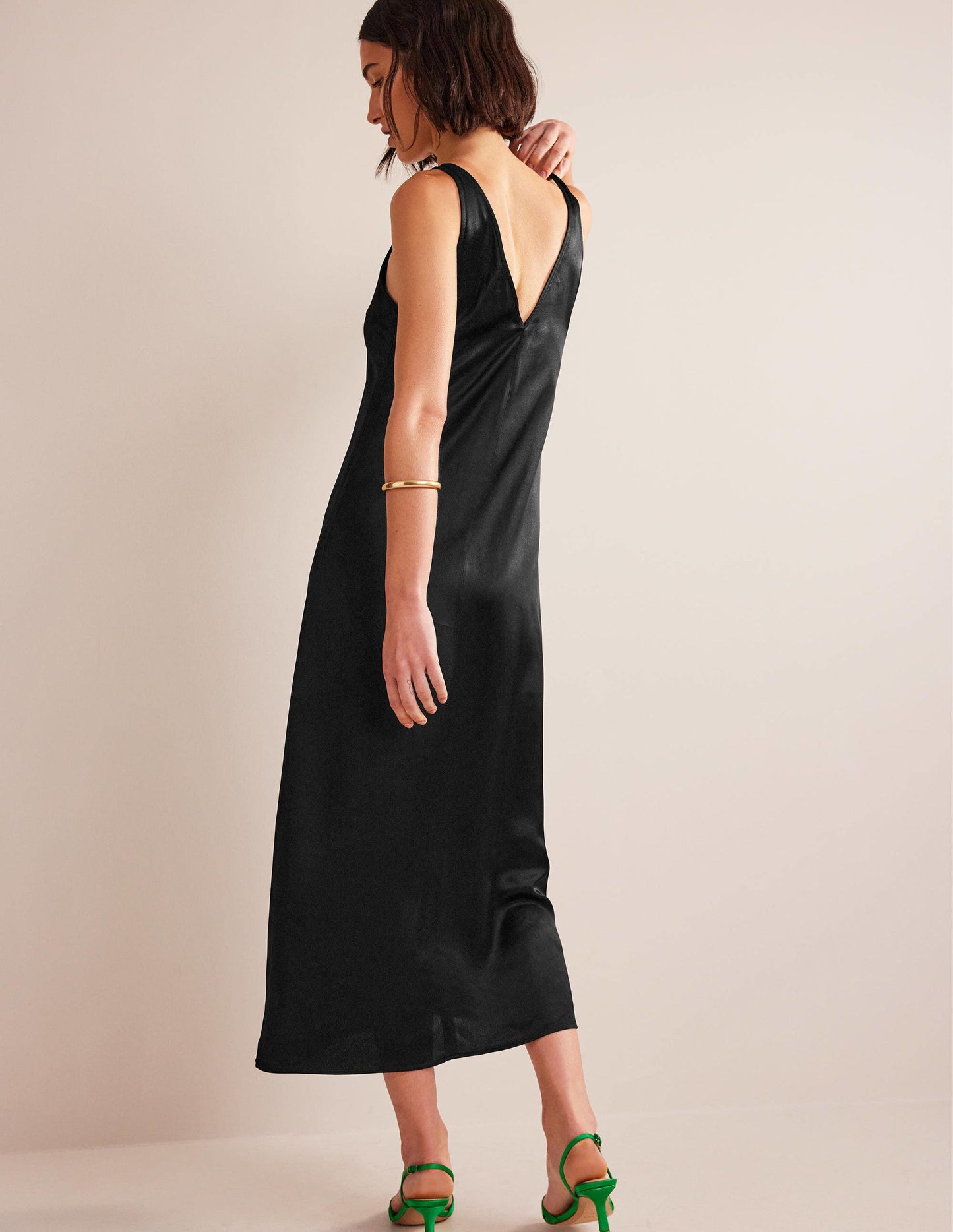 Satin-Maxikleid zum Hineinschlüpfen-Schwarz