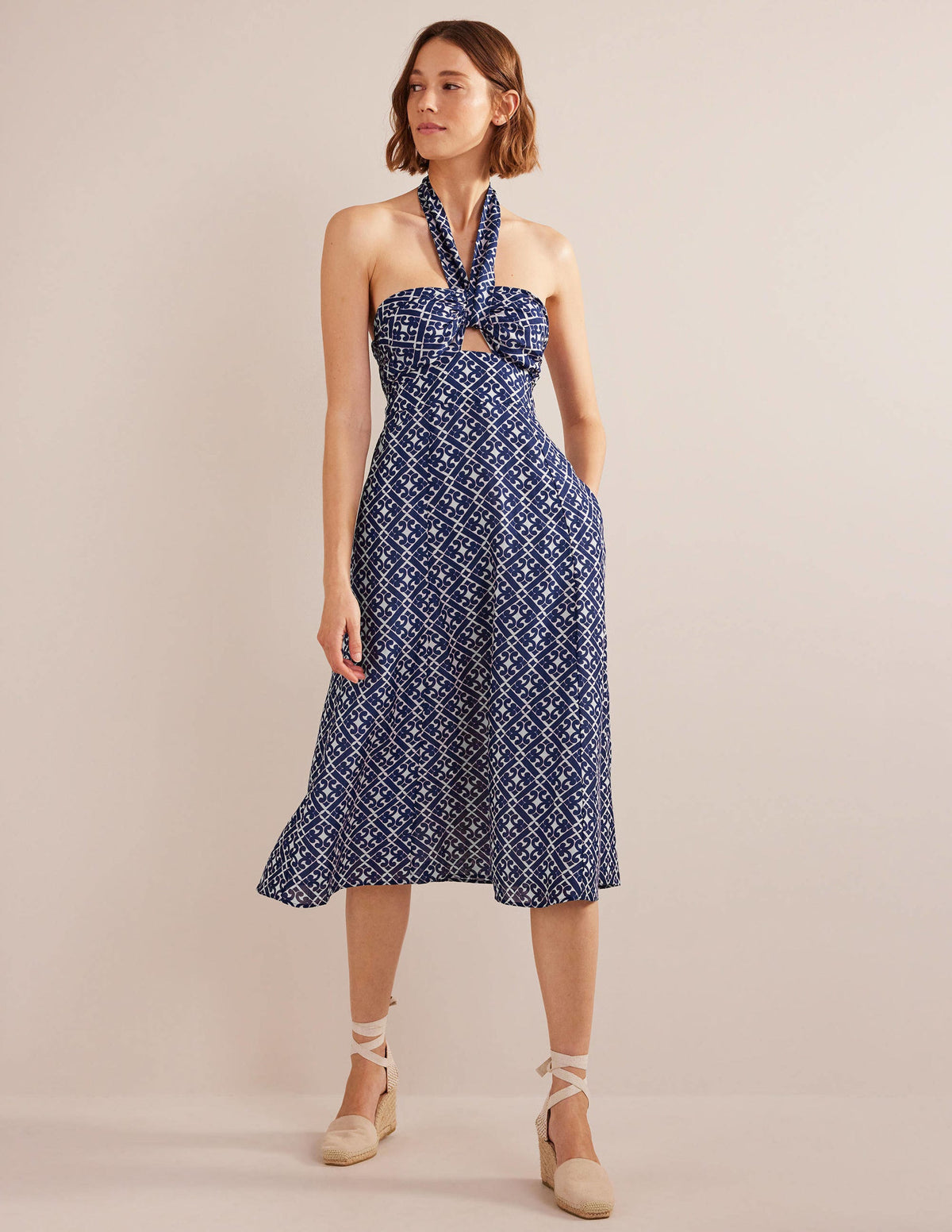 Neckholder-Midikleid mit Cut-out-Berliner Blau, Geometrisches Muster - Image 1