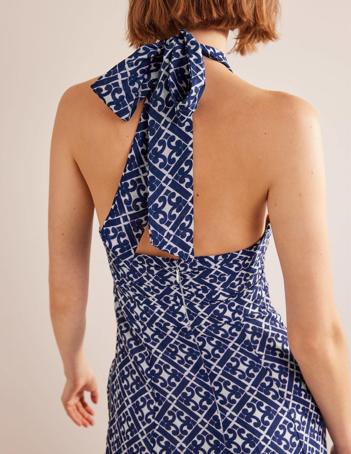 Neckholder-Midikleid mit Cut-out-Berliner Blau, Geometrisches Muster - Image 2