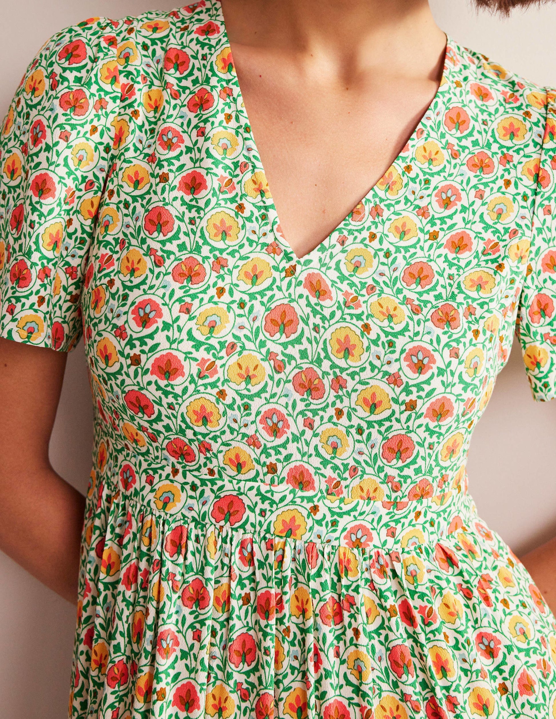 Gestuftes Maxikleid mit V-Ausschnitt-Grün, Zauberhafte Blüten-2