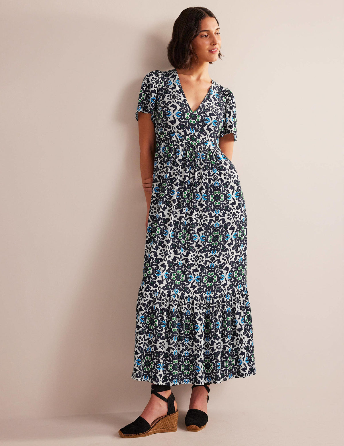 Gestuftes Maxikleid mit V-Ausschnitt-Marineblau, Üppige Blumen-1