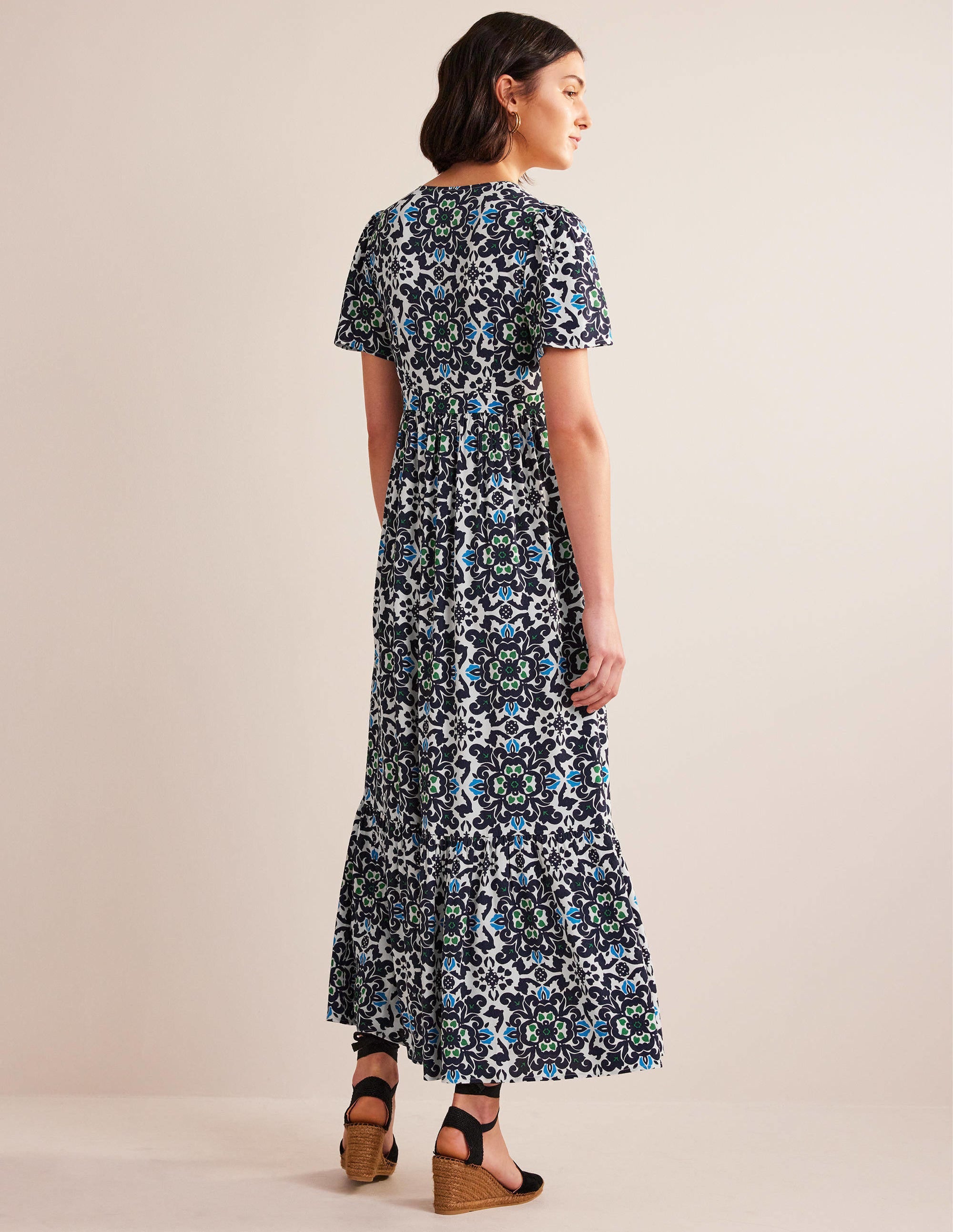 Gestuftes Maxikleid mit V-Ausschnitt-Marineblau, Üppige Blumen - Image 3