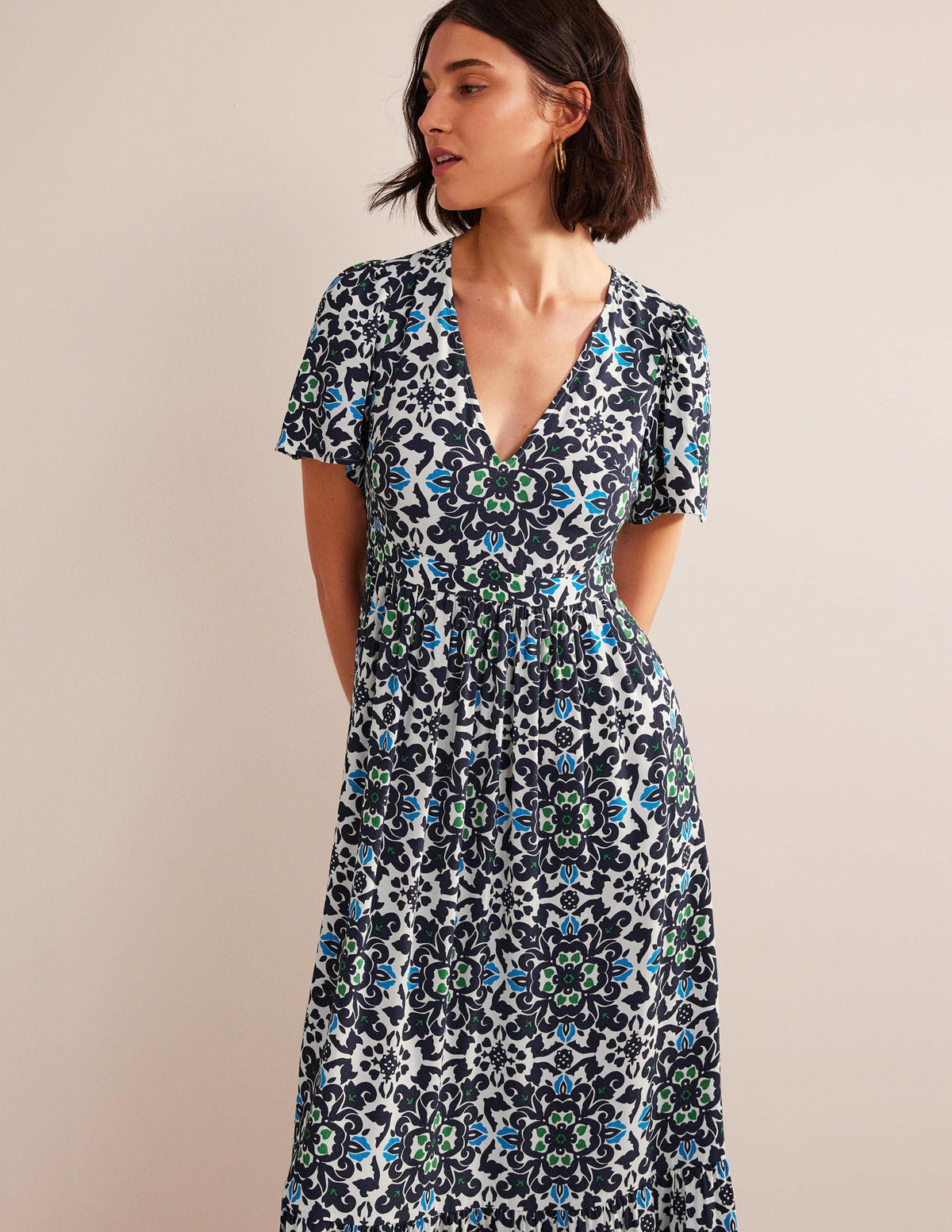 Gestuftes Maxikleid mit V-Ausschnitt-Marineblau, Üppige Blumen - Image 4