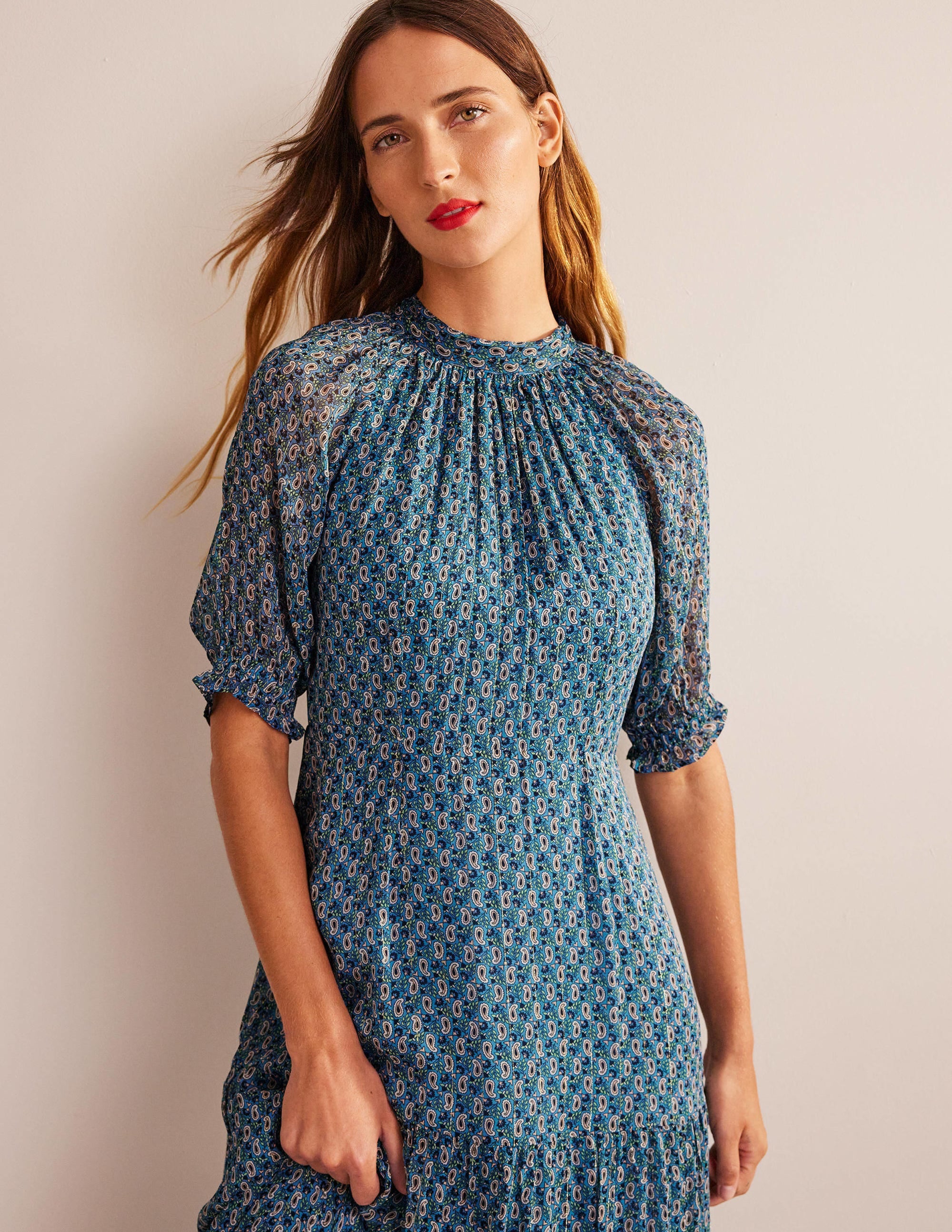 Gestuftes Maxikleid mit Bindeband am Nacken-Blau, Paisleymuster/Blumenzweige - Image 2