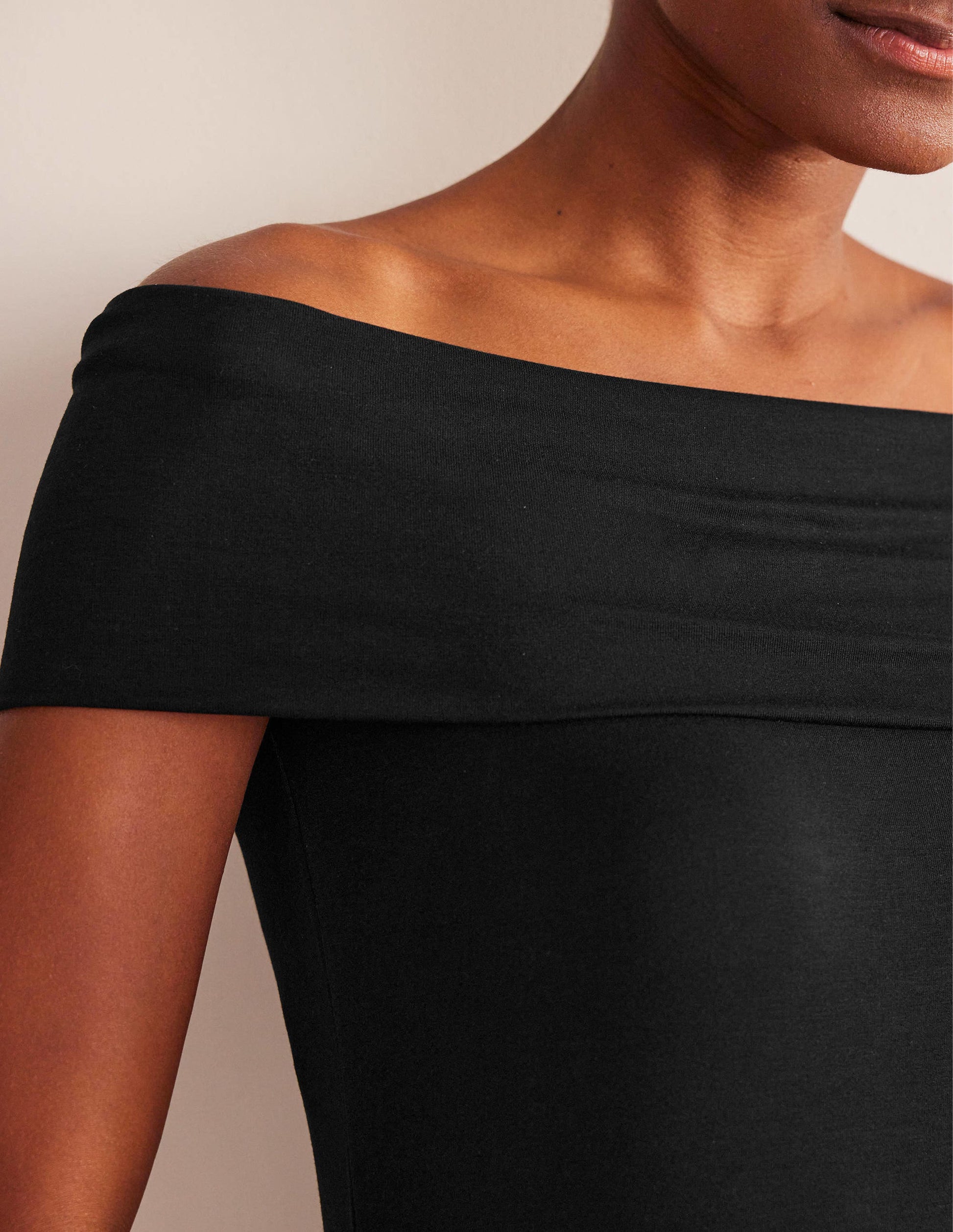 Schulterfreies Midikleid aus Jersey-Schwarz-2
