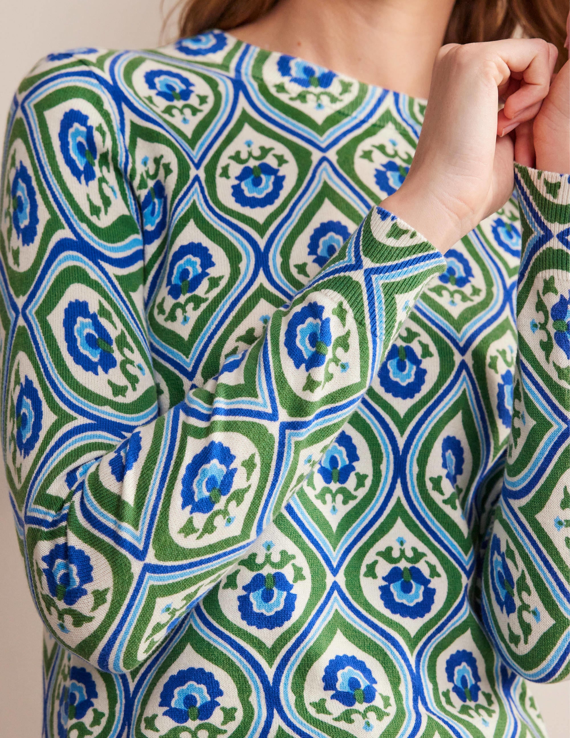 Gemusterter Pullover mit hohem Kragen-Sattes Grün, Geometrisches Kaskadenmuster - Image 2