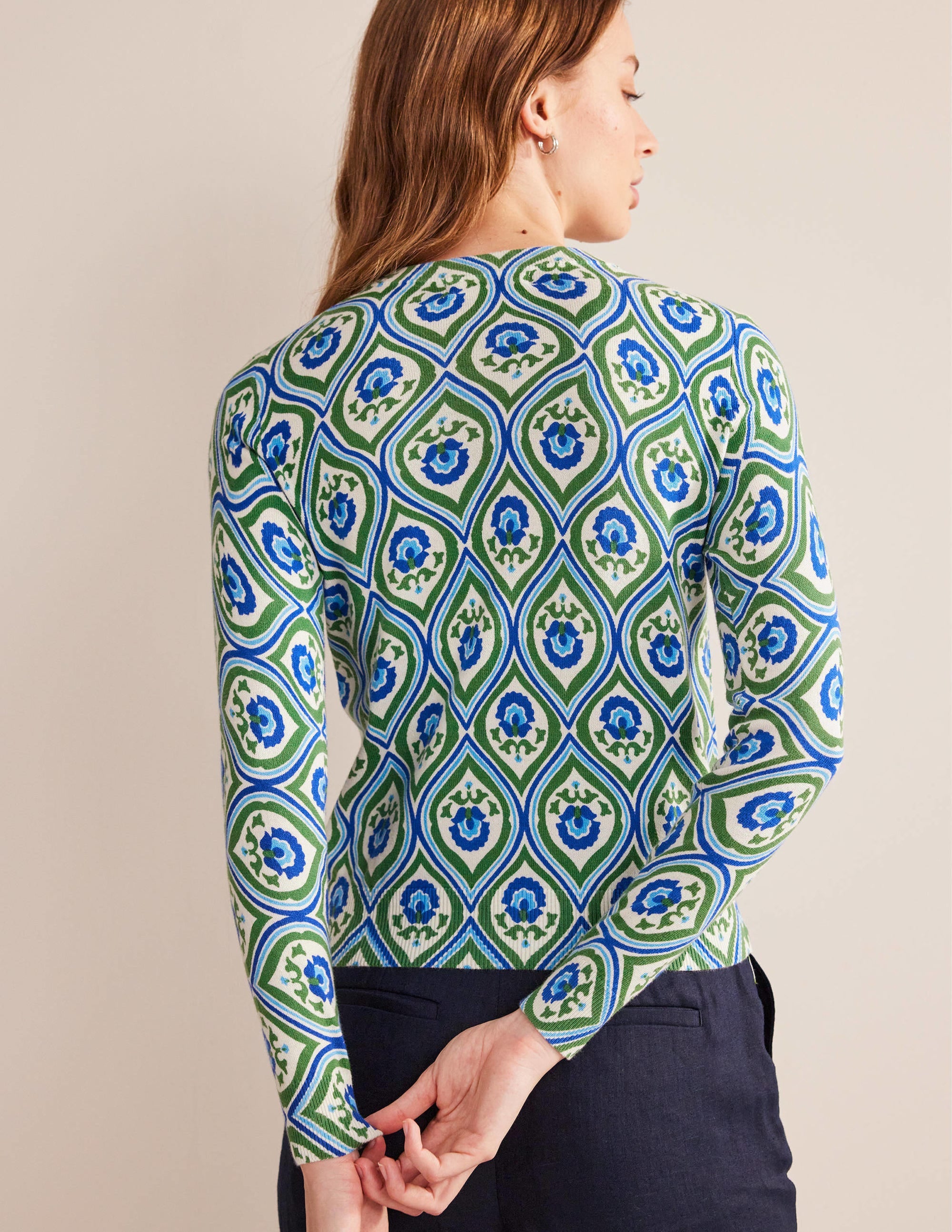 Gemusterter Pullover mit hohem Kragen-Sattes Grün, Geometrisches Kaskadenmuster - Image 3