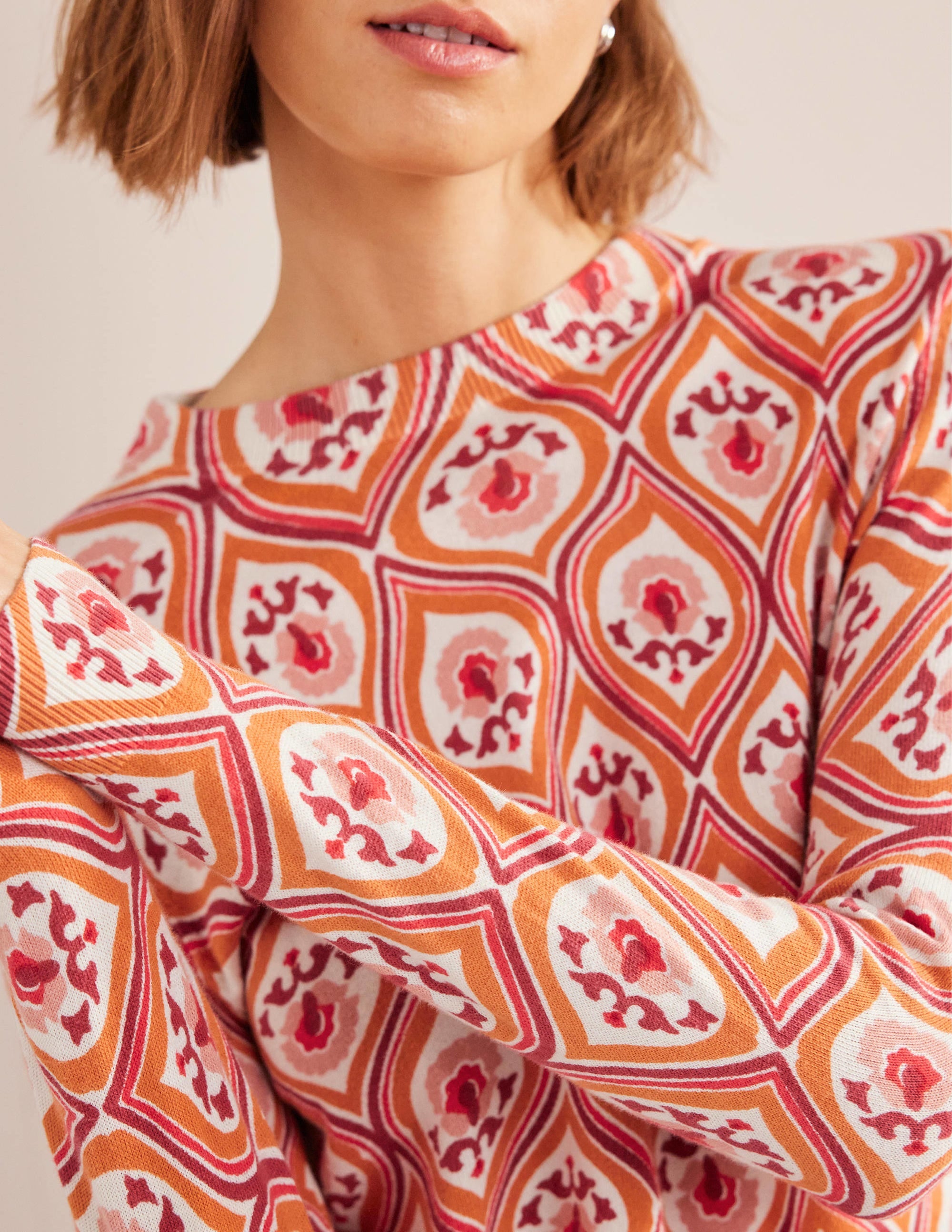 Gemusterter Pullover mit hohem Kragen-Kumquatorange, Geometrisches Kaskadenmuster - Image 2