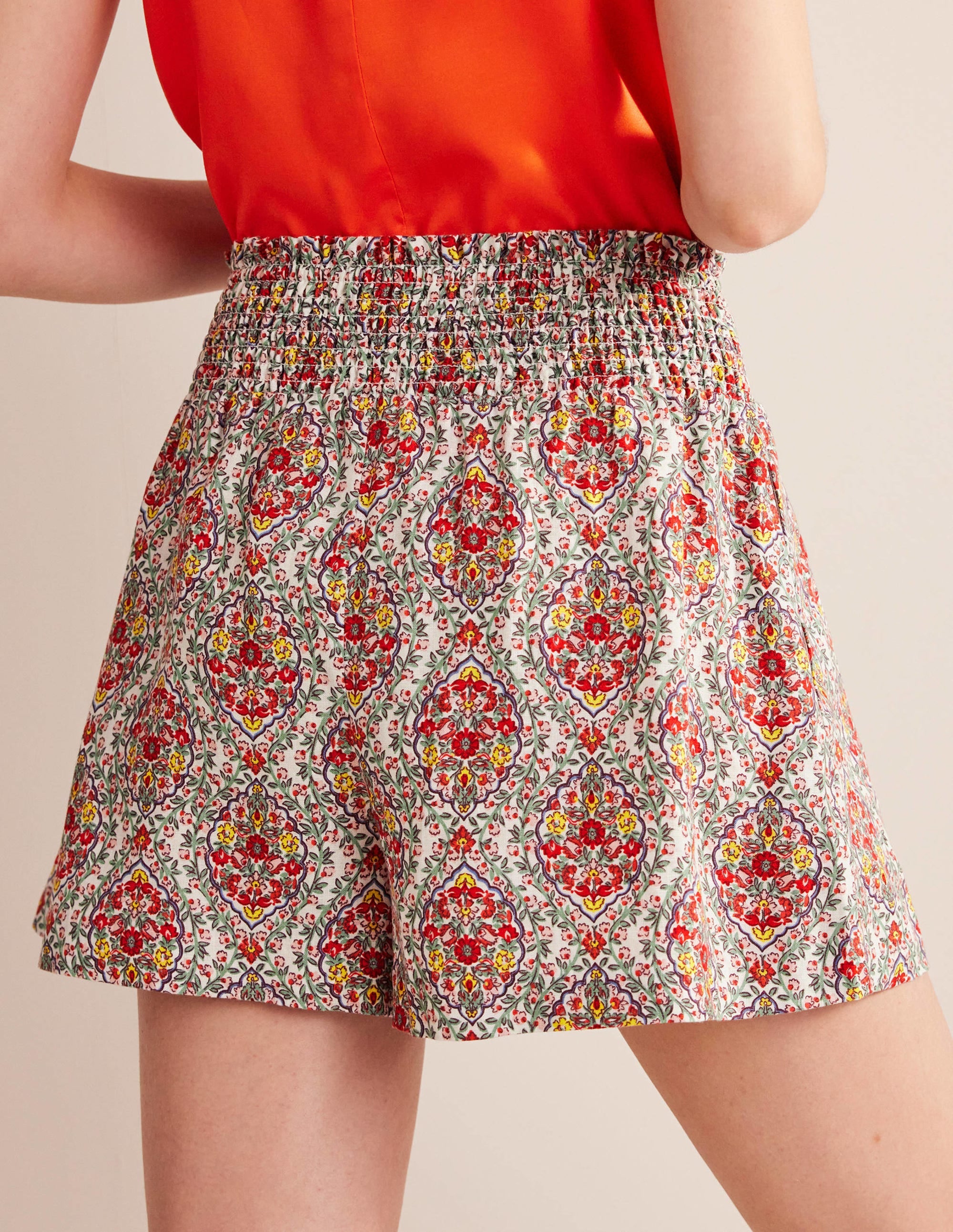 Short à taille froncée en lin-Multi, motif Vine Terrace - Image 3