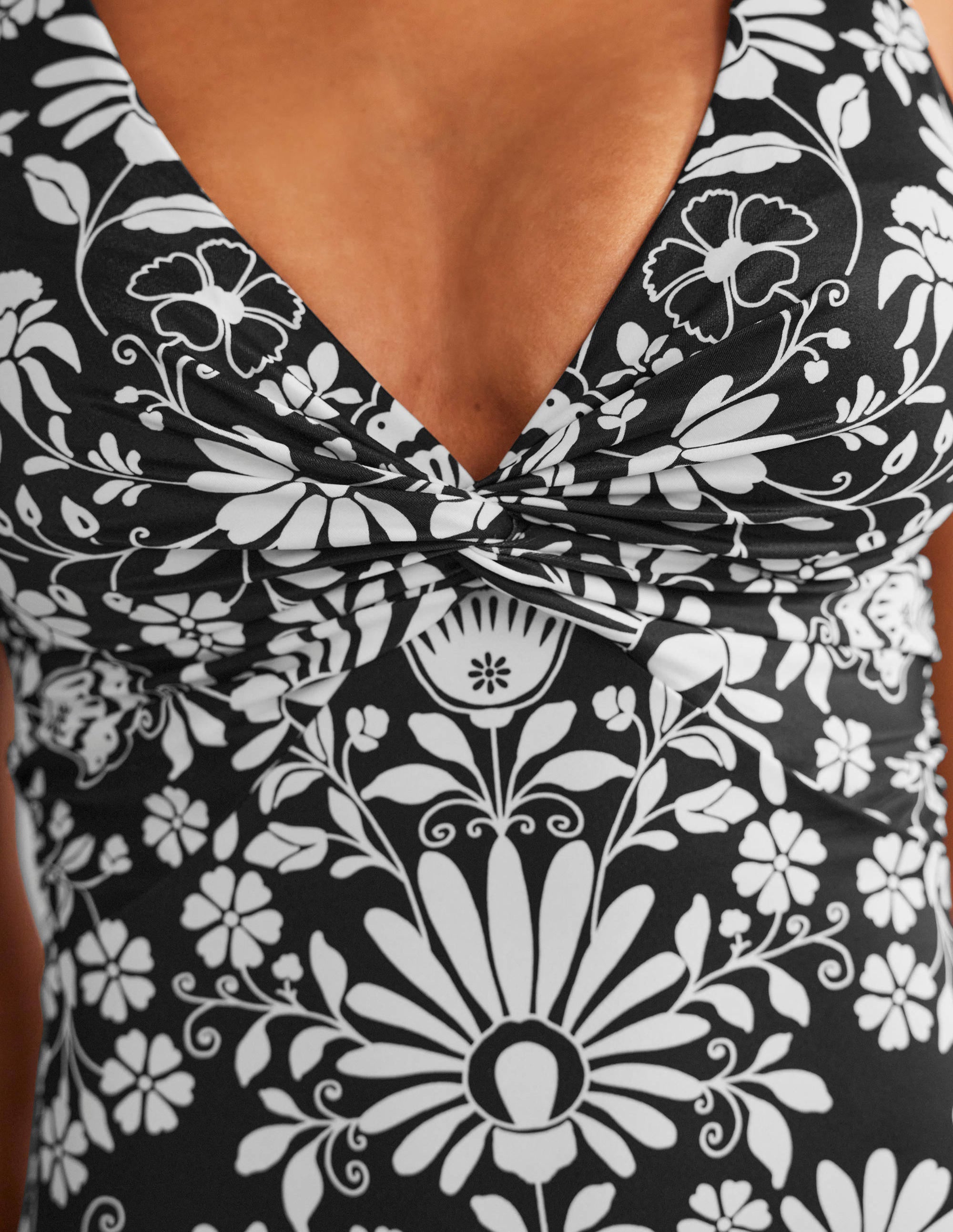 Klassischer Badeanzug mit Twistdetail-Nero, Gardenienzweig - Image 2