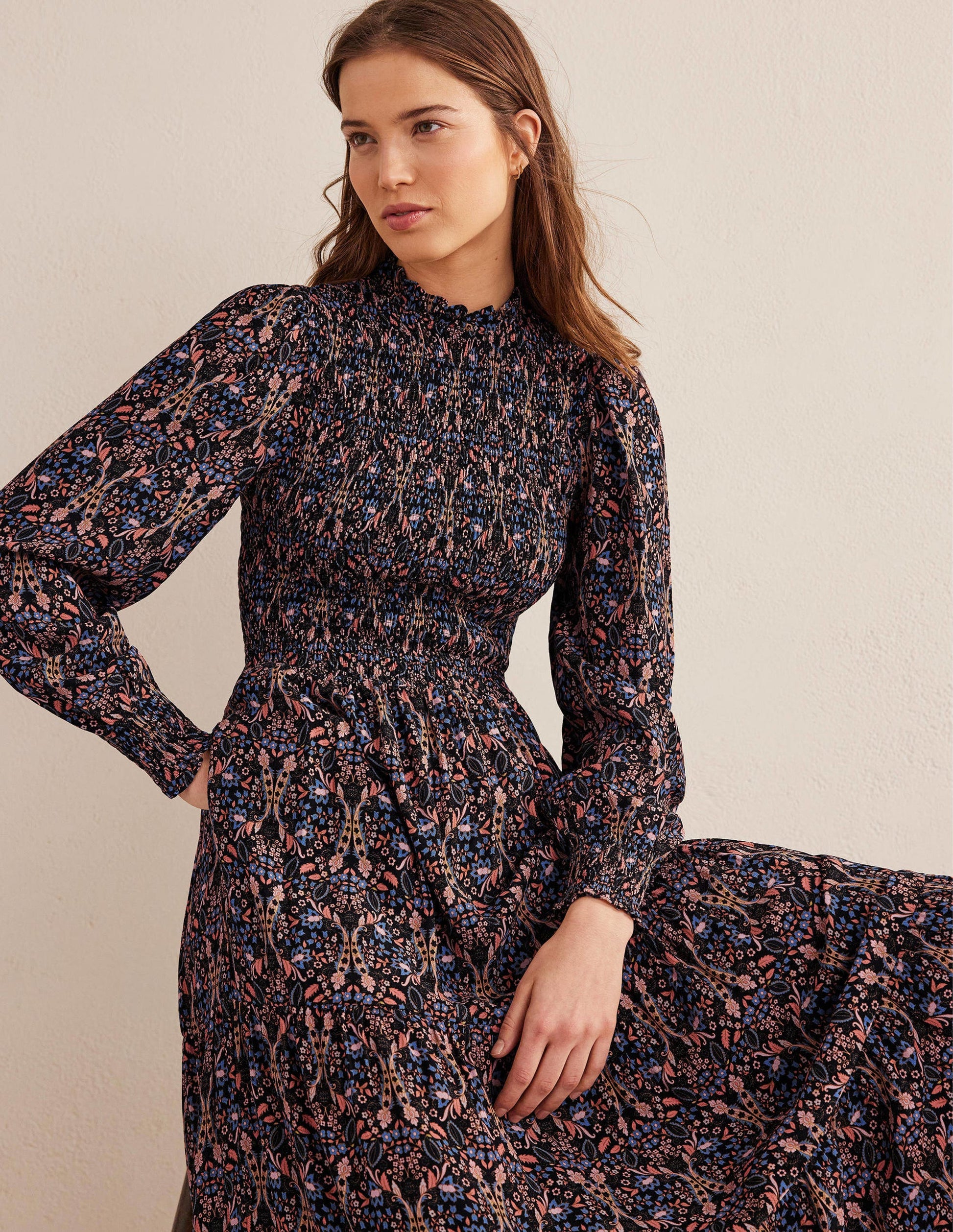Gestuftes Midikleid mit Smokdetails-Schwarz, Exotische Blätter-1