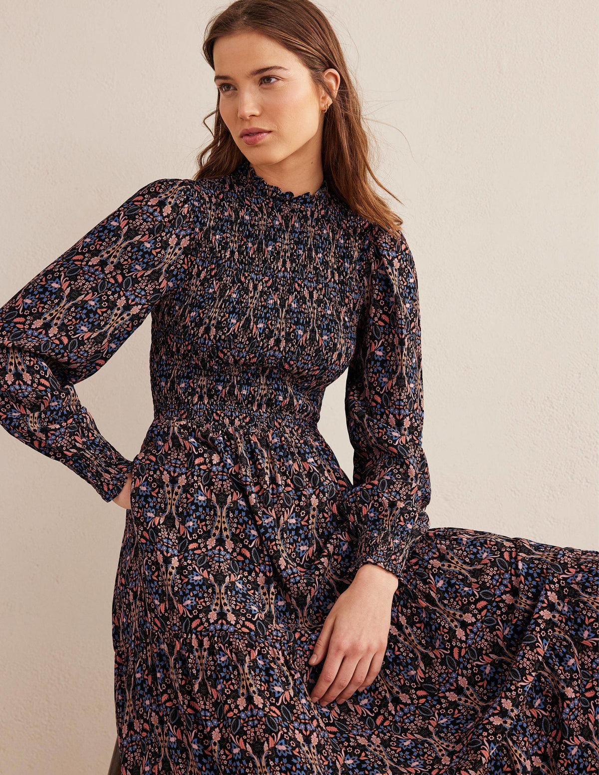 Gestuftes Midikleid mit Smokdetails-Schwarz, Exotische Blätter - Image 1