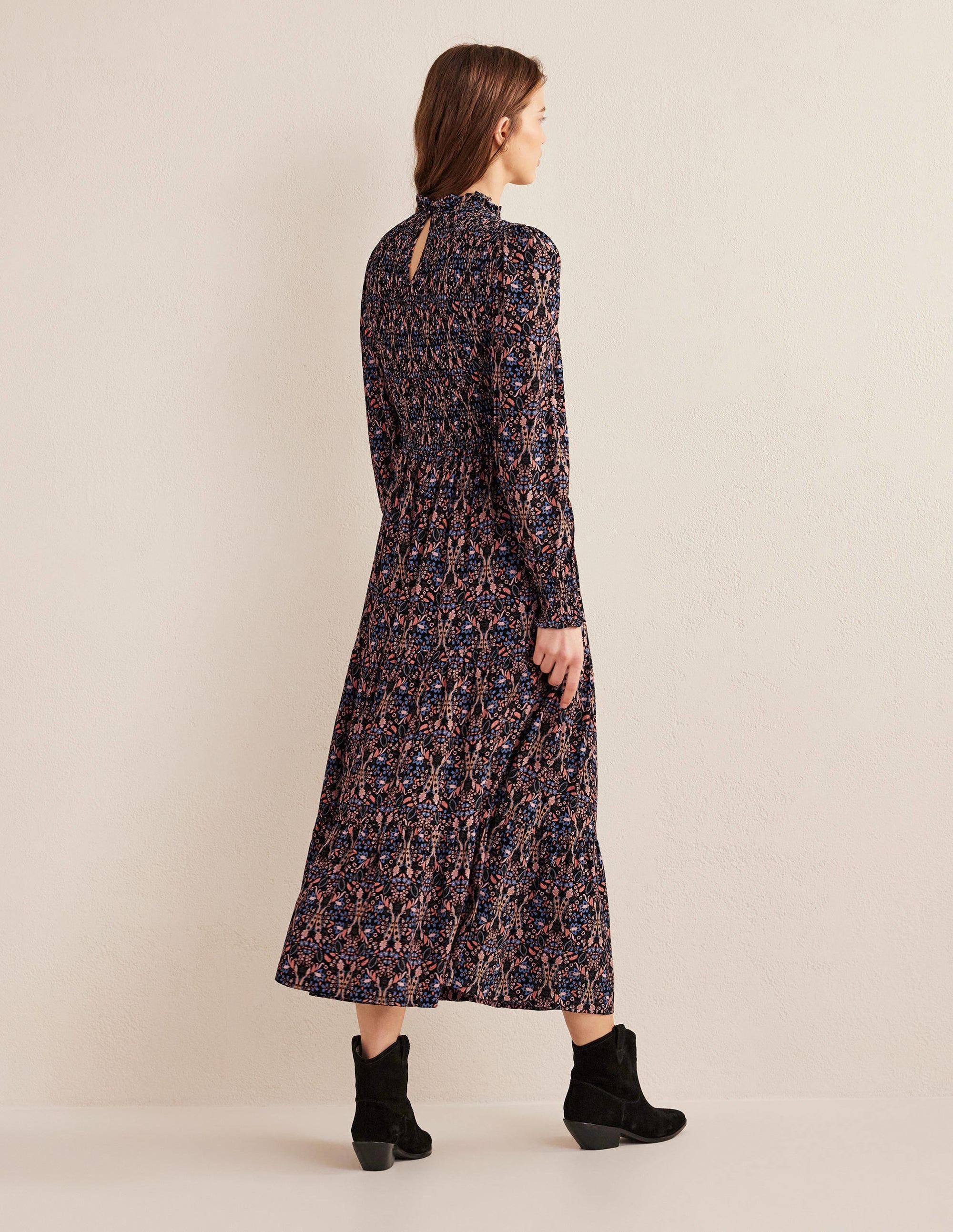 Gestuftes Midikleid mit Smokdetails-Schwarz, Exotische Blätter - Image 3