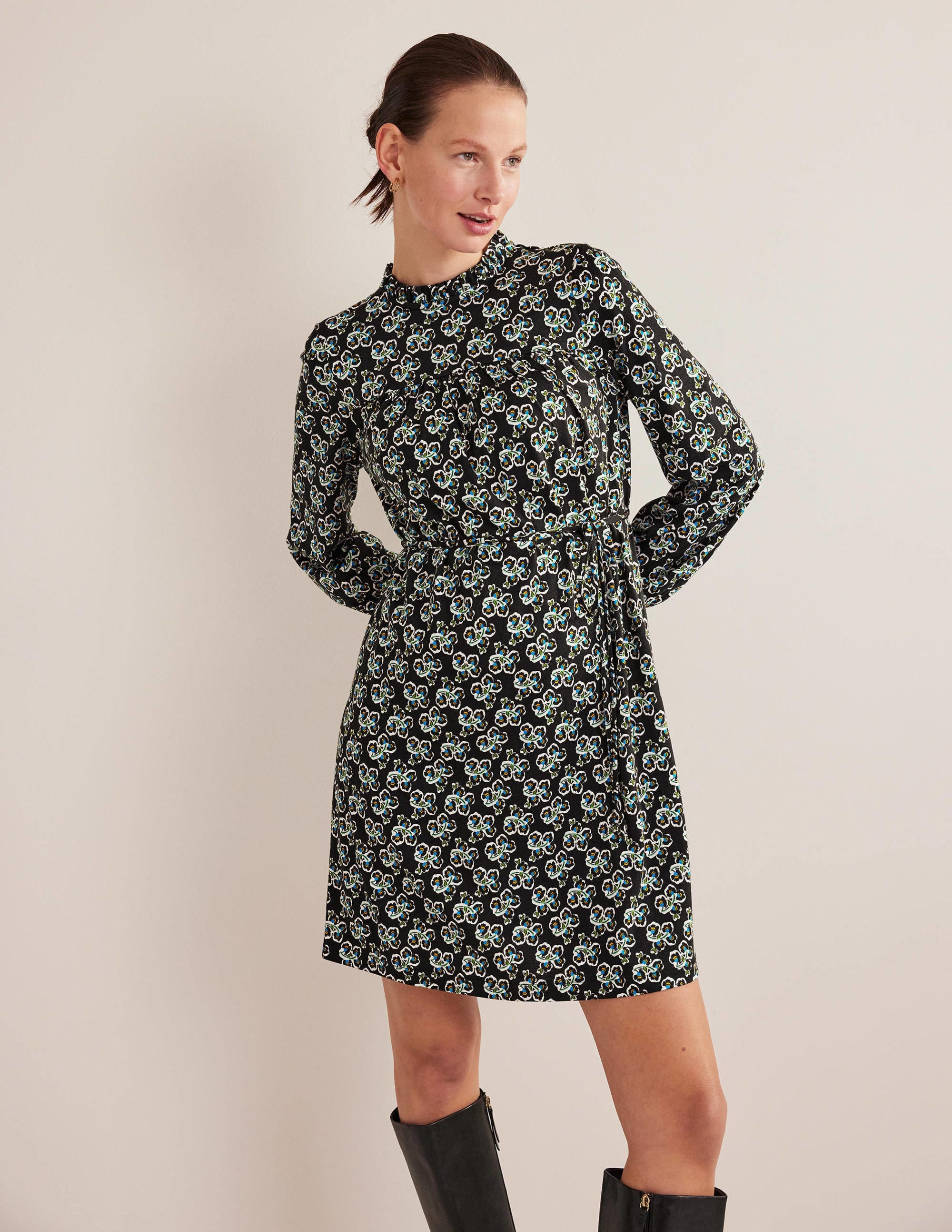 Lässiges Minikleid aus Jersey mit Passe-Schwarz, Blüten - Image 1