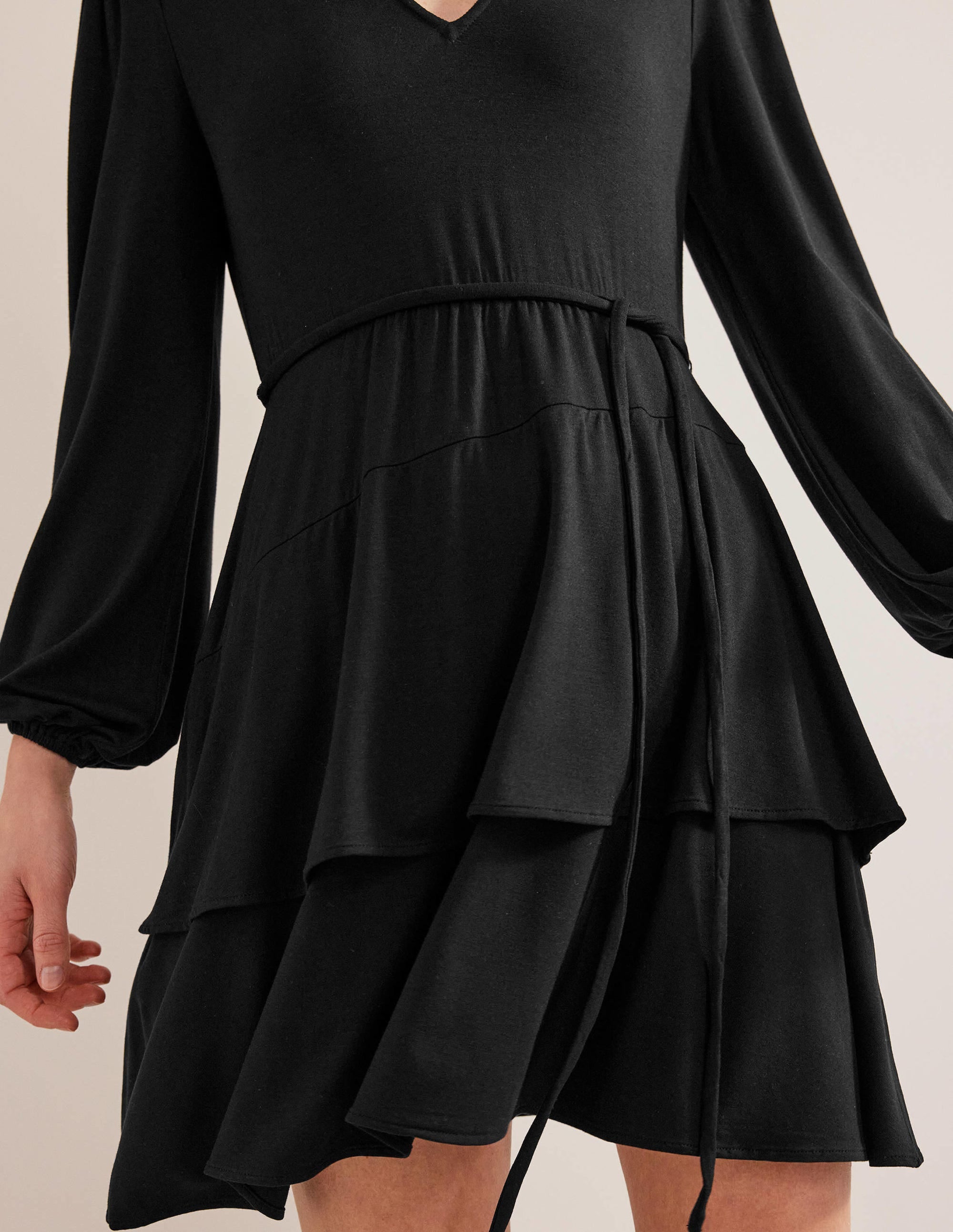 Gestuftes Jersey-Minikleid-Schwarz - Image 2
